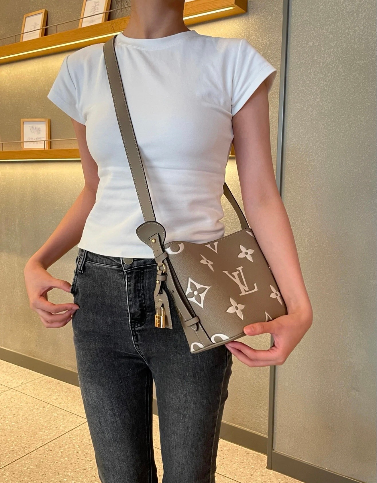 Lv allinbb水桶包💰280 尺寸：18×16×12cm 特点：风格可盐可甜，四季百搭。 方式：吸磁式开合，内部空间可放下手机充电宝等日常随身物品，搭配可拼接长肩带，可手提/可腋下背/可斜挎背。