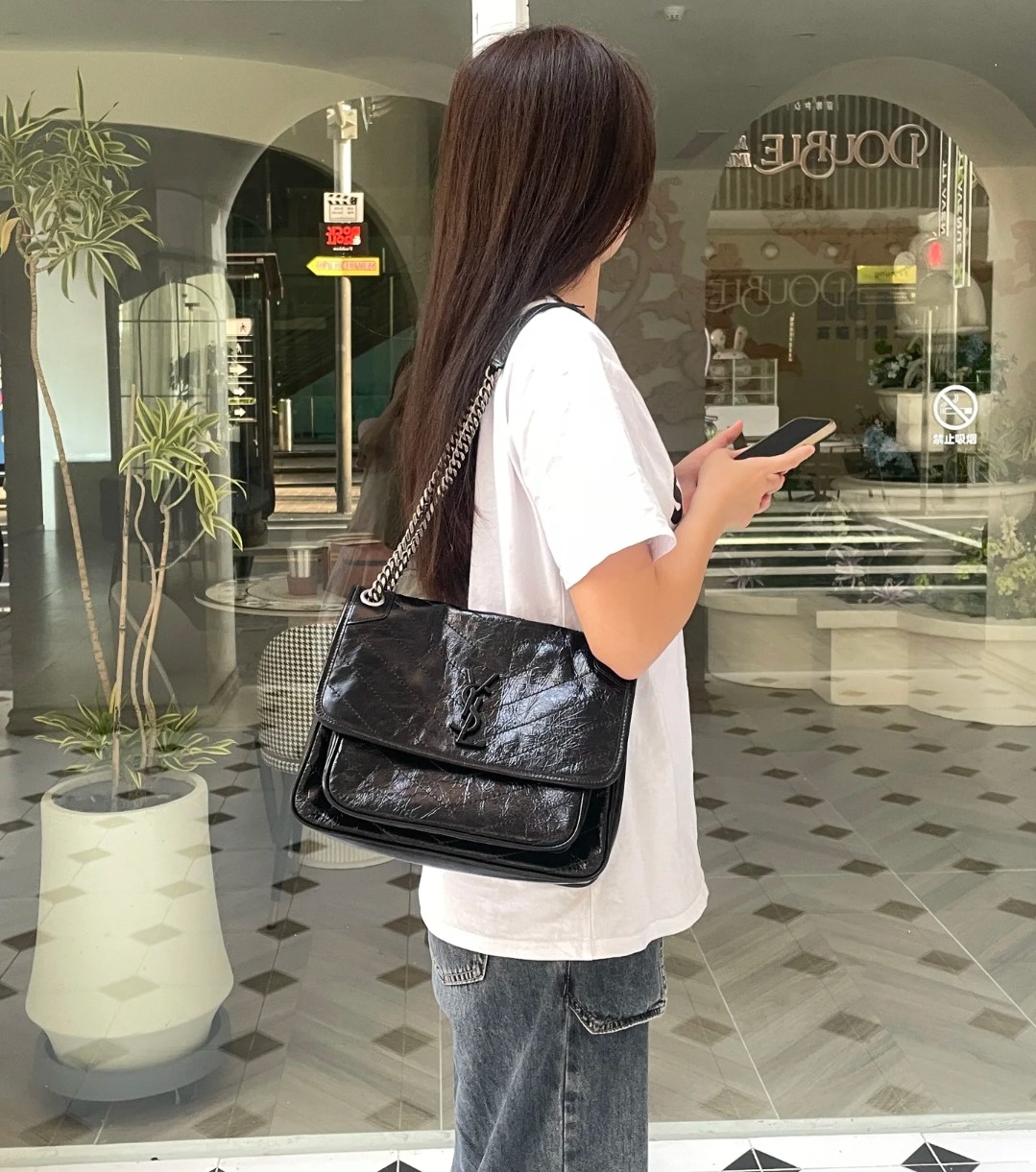 圣罗兰Niki邮差包💰300 尺寸：28×20×8.5cm 简介：吸磁翻盖开合，内置隔层简便易用，滑动式背带可自由选择腋下背或斜挎背。