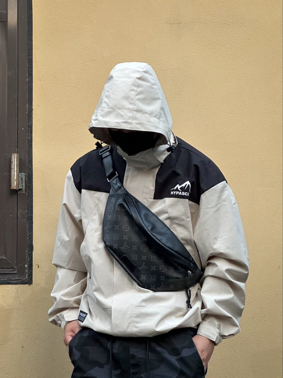 Lv Discovery腰包💰240 尺寸:47×20×9cm 特点:风格休闲时尚,型格百搭。 方式:双向拉链式开合,内部空间可放下手机/充电宝/香烟等日常随身物品,背带可调节长短,实用便捷型包包。