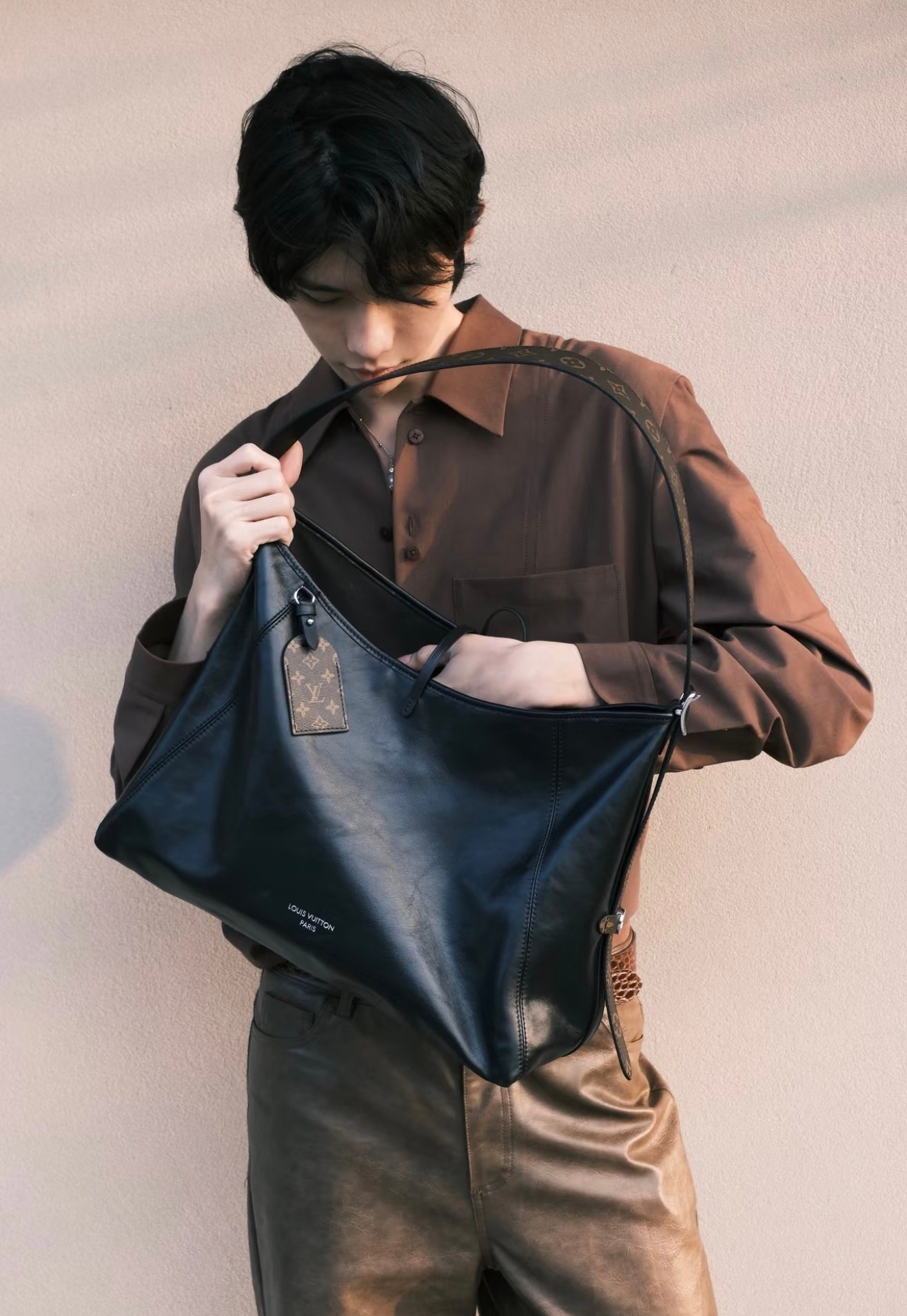 Lv Carryall黑武士💰320《中号》 尺寸:39×30×15cm 简介:吸磁式抽绳开合,内部空间可放下笔记本电脑等办公物品,配有可拆卸手包,肩带可调节长短。