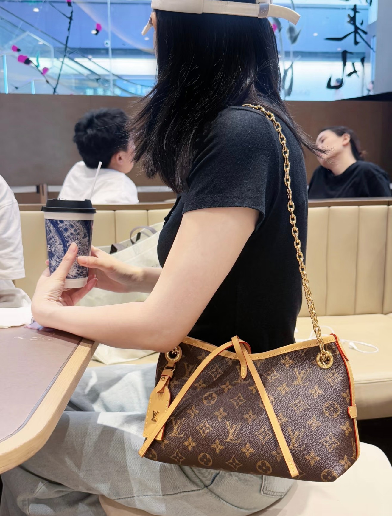 Lv Carryall bb流浪包💰320《高定版》 尺寸：26×17×10cm 简介：抽绳式开合，内置拉链口袋，内部空间可放下手机充电宝等日常随身物品，搭配可调节长短肩带，可腋下/可斜挎背。