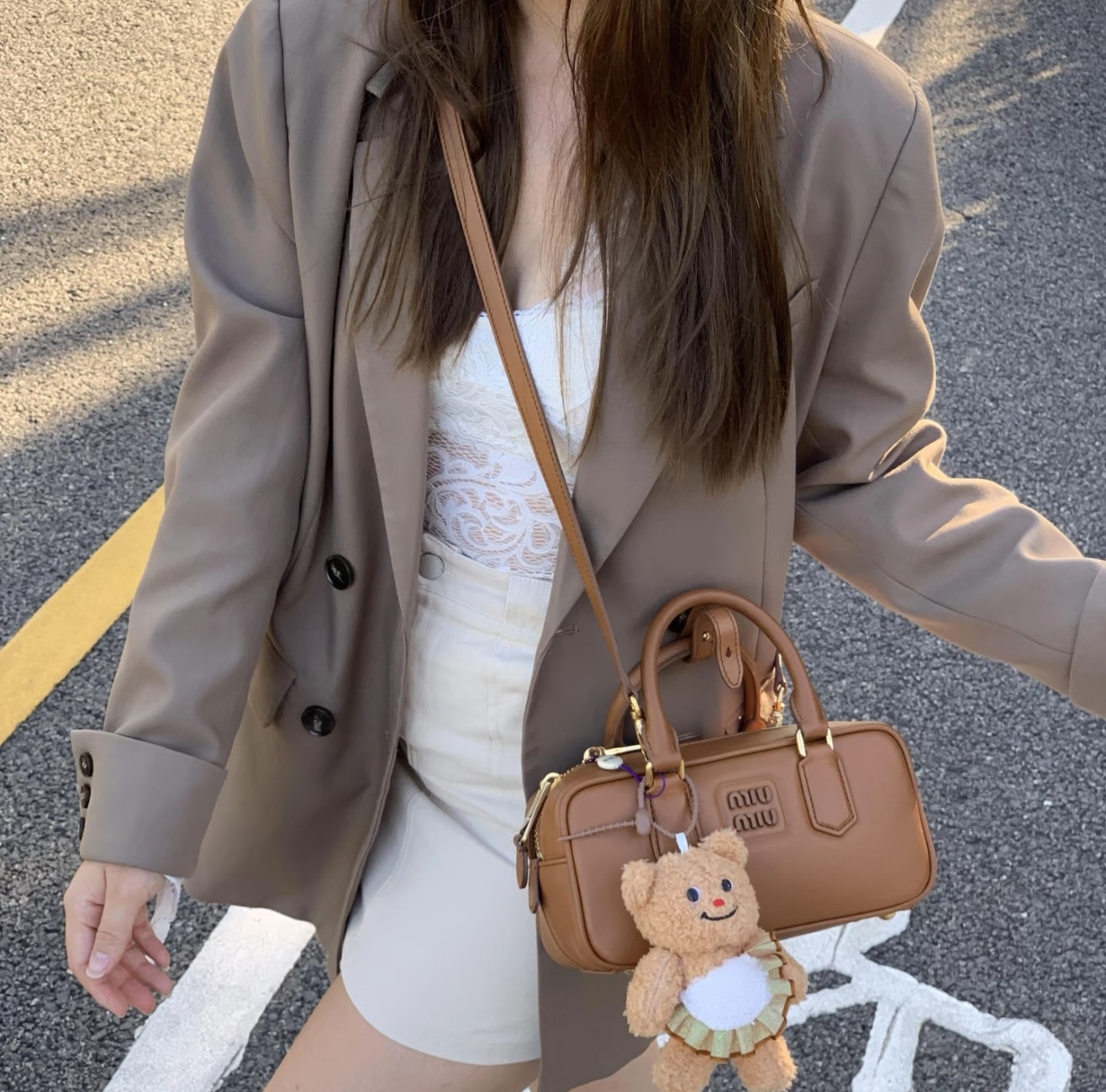 miumiu保龄球包💰260
尺寸:22×10.5×7.5cm
简介:双向拉链开合,内部空间可放下手机充电宝等日常随身物品,搭配可拆卸调节长肩带,可手提可斜挎背。