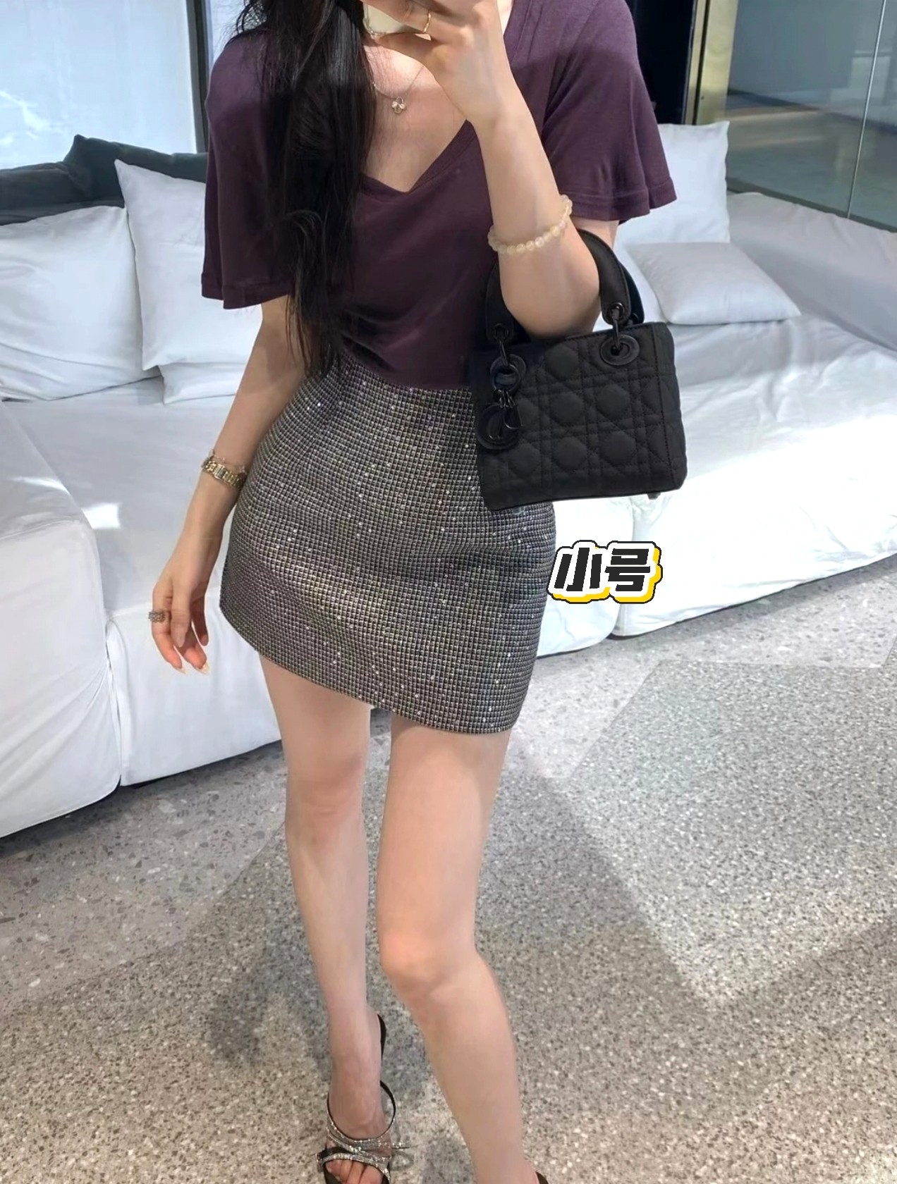 迪奥戴妃包💰260
尺寸：17×15×7cm《小号》
简介：翻盖式开合，内部空间可放下手机充电宝等日常随身物品，搭配两条背带，可手提/可斜挎背