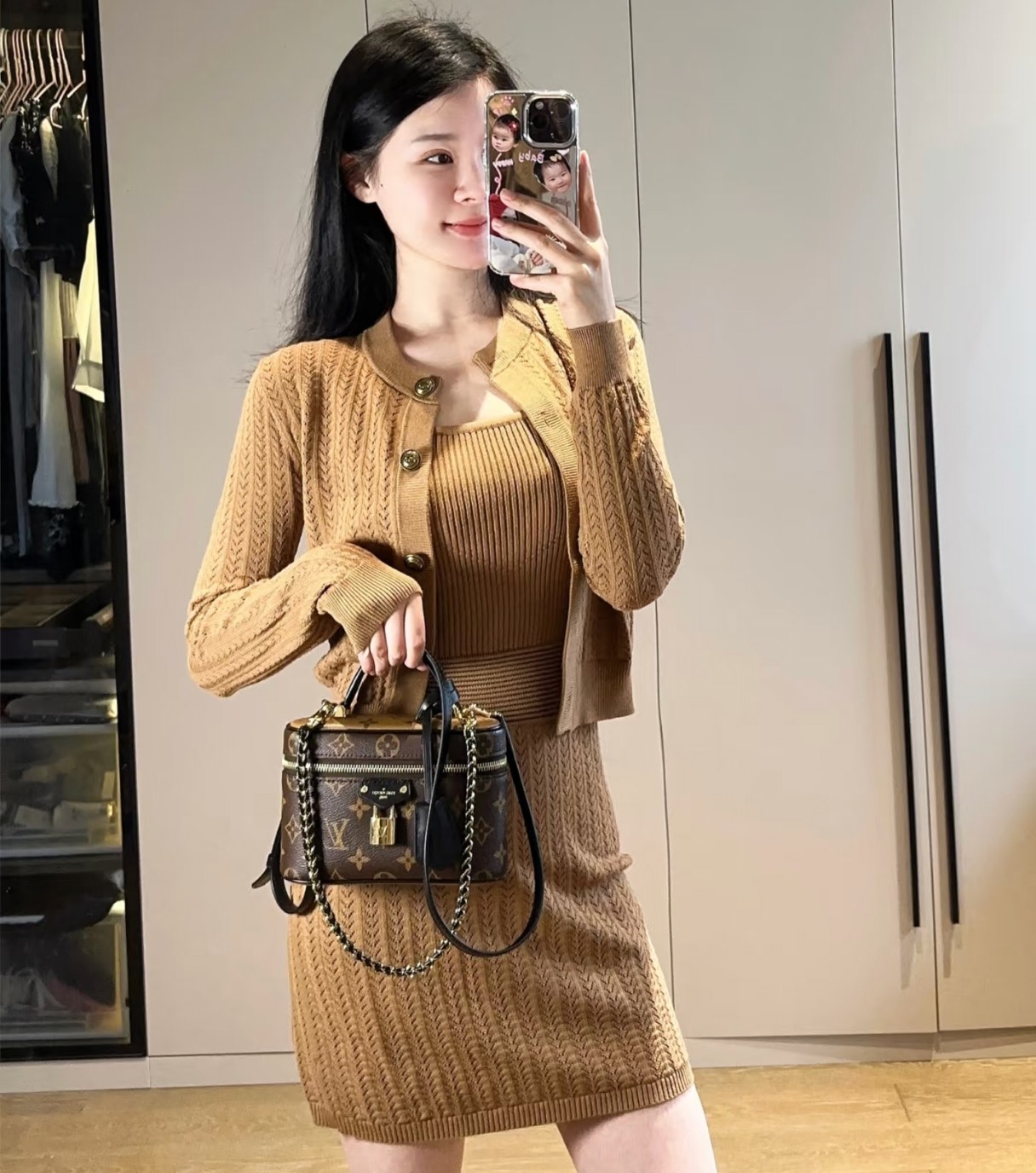 Lv vanity化妆包💰260
尺寸：19×11.5×6.5cm
黑金链条搭配锁扣细节，手提、斜挎随心切换，既可以是收纳美妆小物的便携化妆箱，也能化身日常出街的时尚单品，把法式摩登与实用主义完美融合，是老花爱好者的必入宝藏款。