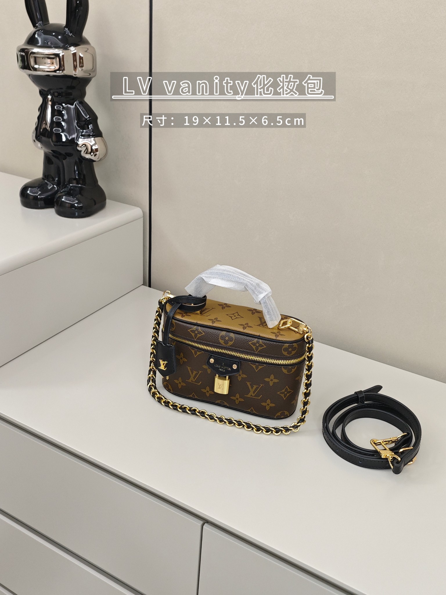 Lv vanity化妆包💰260
尺寸：19×11.5×6.5cm
黑金链条搭配锁扣细节，手提、斜挎随心切换，既可以是收纳美妆小物的便携化妆箱，也能化身日常出街的时尚单品，把法式摩登与实用主义完美融合，是老花爱好者的必入宝藏款。