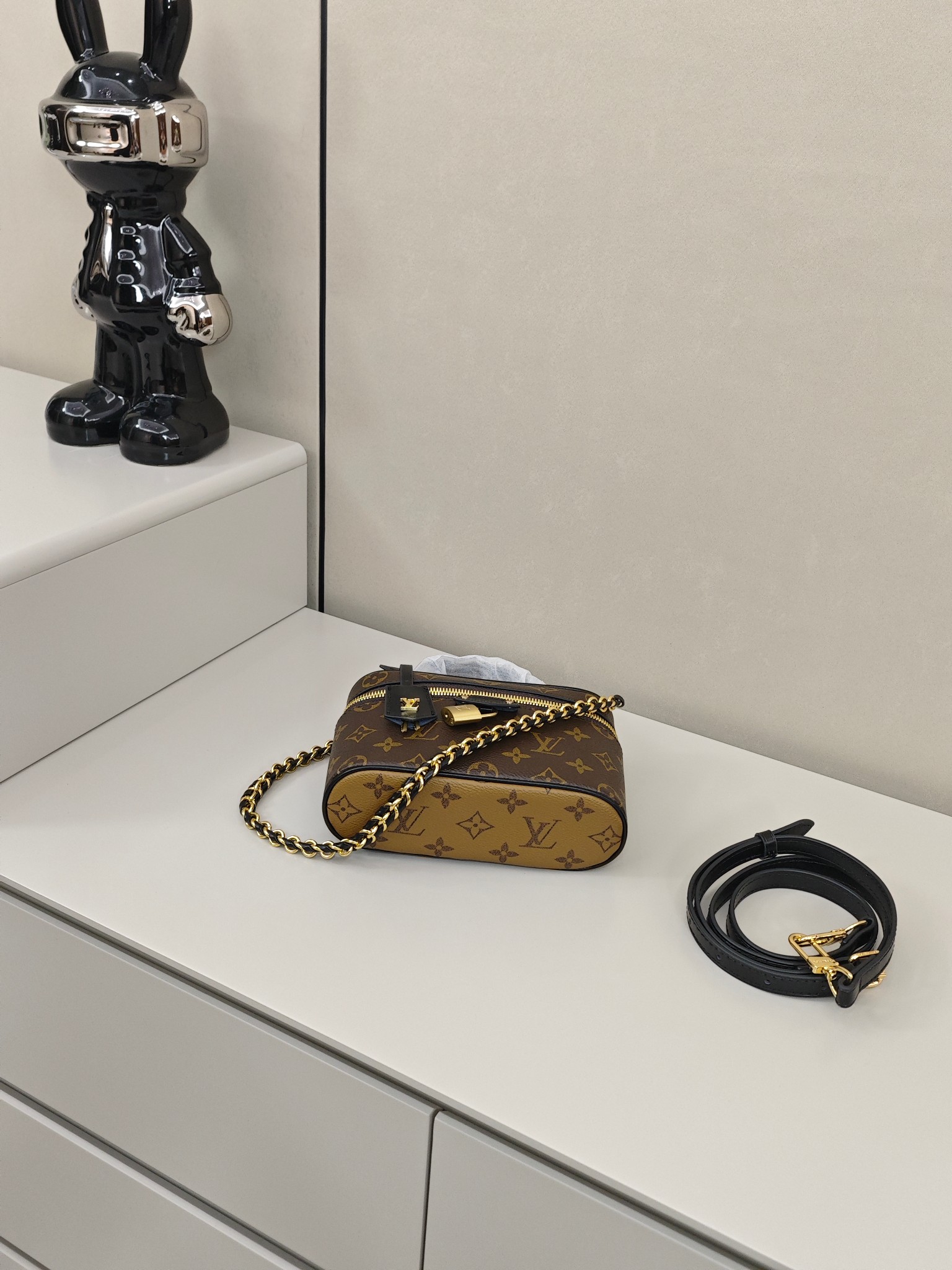 Lv vanity化妆包💰260
尺寸：19×11.5×6.5cm
黑金链条搭配锁扣细节，手提、斜挎随心切换，既可以是收纳美妆小物的便携化妆箱，也能化身日常出街的时尚单品，把法式摩登与实用主义完美融合，是老花爱好者的必入宝藏款。