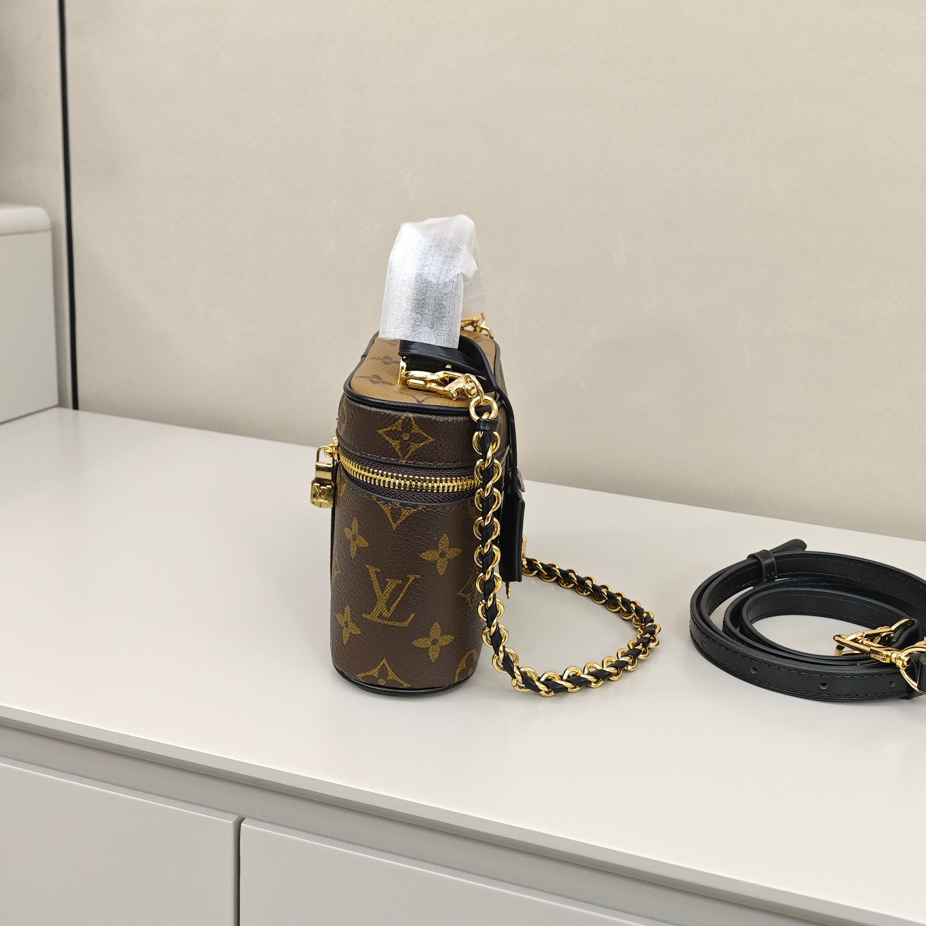 Lv vanity化妆包💰260
尺寸：19×11.5×6.5cm
黑金链条搭配锁扣细节，手提、斜挎随心切换，既可以是收纳美妆小物的便携化妆箱，也能化身日常出街的时尚单品，把法式摩登与实用主义完美融合，是老花爱好者的必入宝藏款。