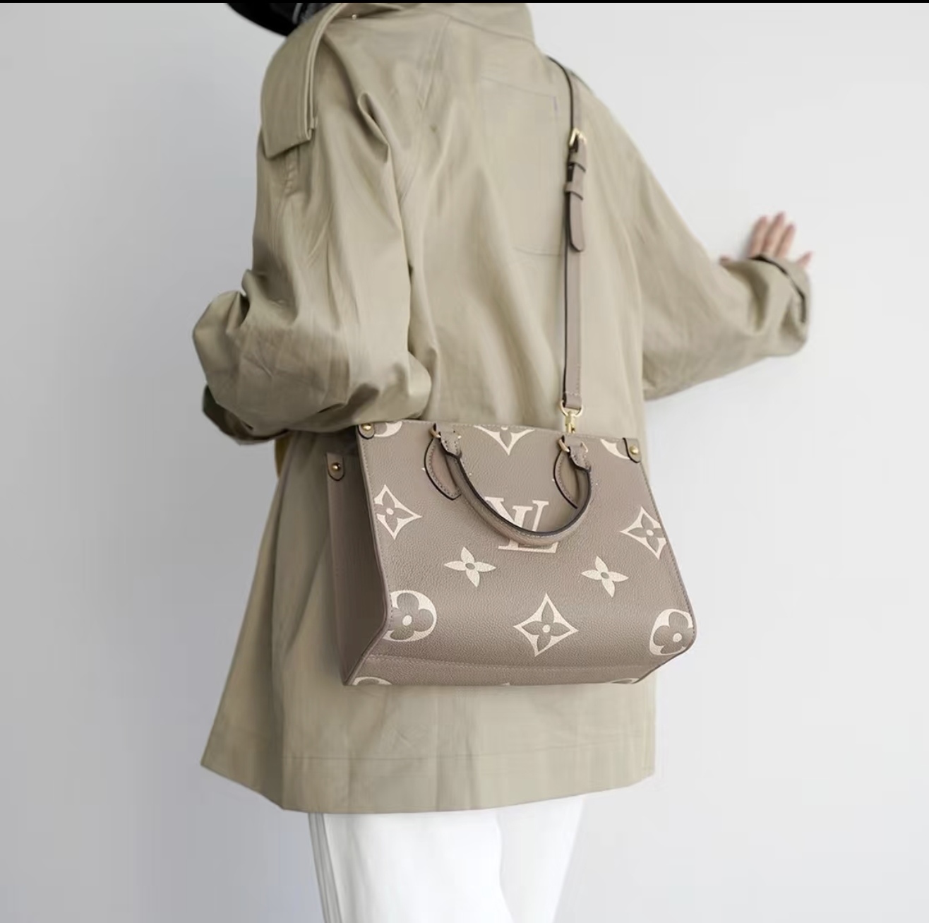 Lv onthego托特包 尺寸：25×19×11.5cm简介：温柔又高级的灰调老花，不张扬却自带辨识度
