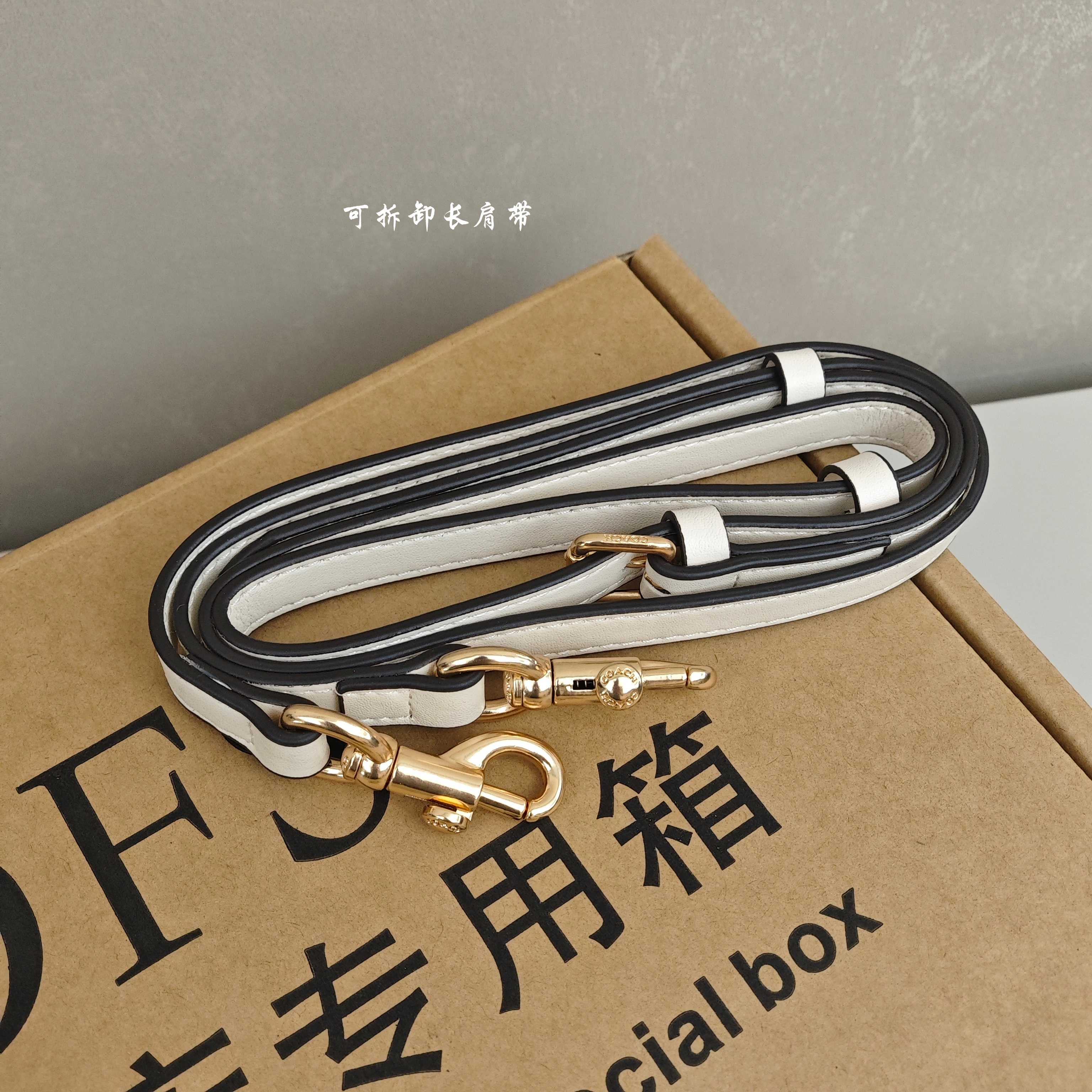 蔻驰Tire腋下包 尺寸：25×16×7.5cm简介：经典月牙包型，链条拼接皮肩带，可腋下/斜挎多背法，