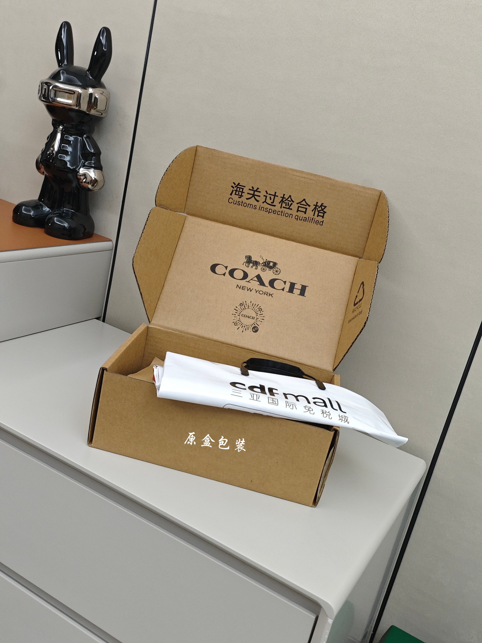 蔻驰Tire腋下包 尺寸：25×16×7.5cm简介：经典月牙包型，链条拼接皮肩带，可腋下/斜挎多背法，