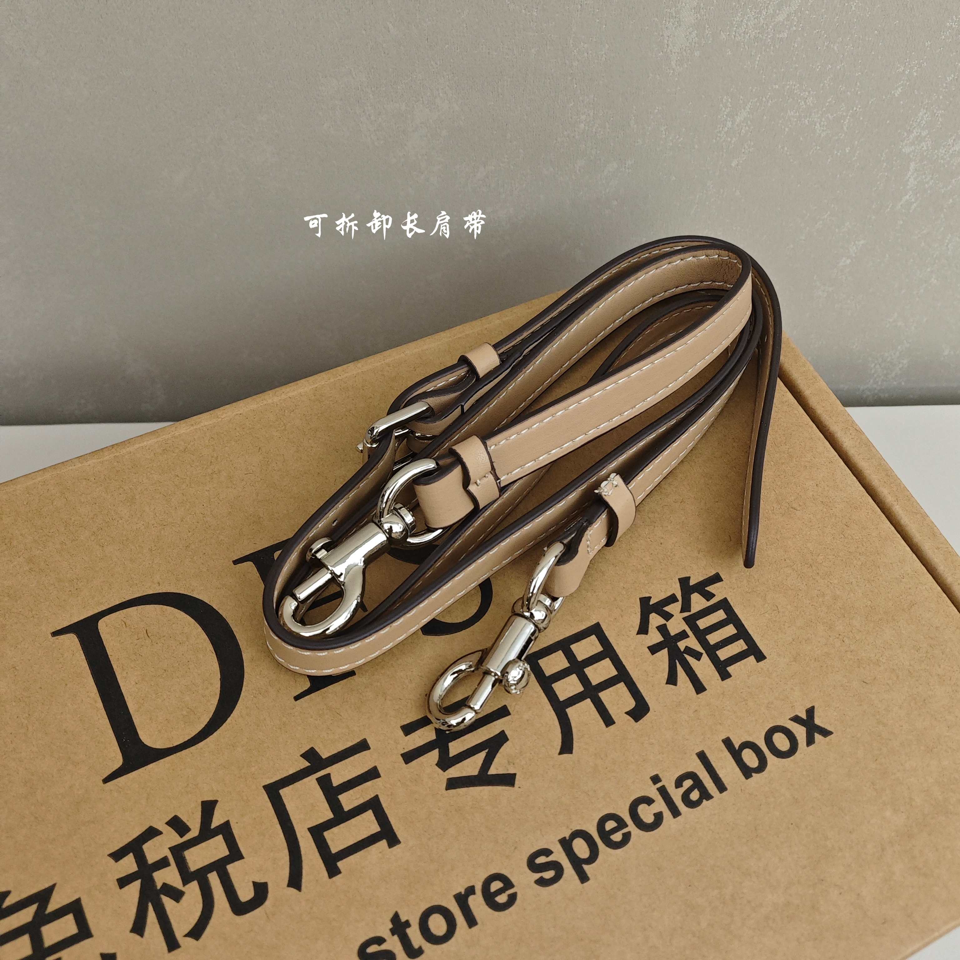 蔻驰Tire腋下包 尺寸：25×16×7.5cm简介：经典月牙包型，链条拼接皮肩带，可腋下/斜挎多背法，