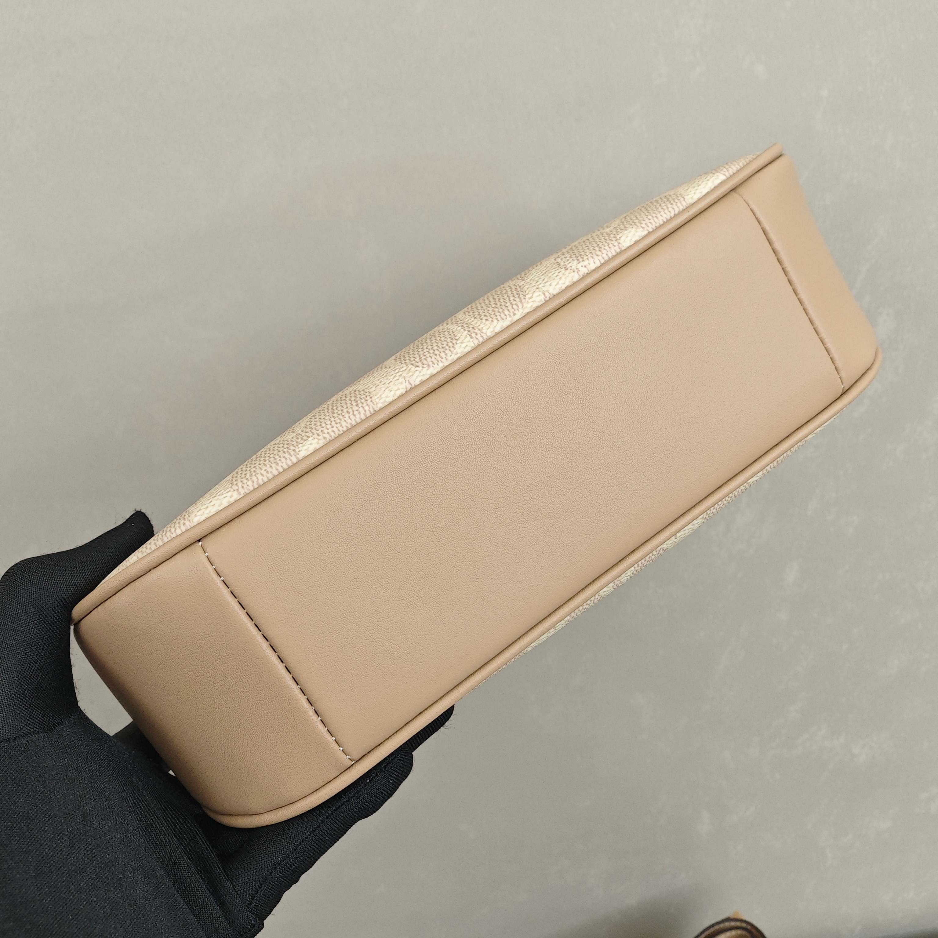 蔻驰Tire腋下包 尺寸：25×16×7.5cm简介：经典月牙包型，链条拼接皮肩带，可腋下/斜挎多背法，