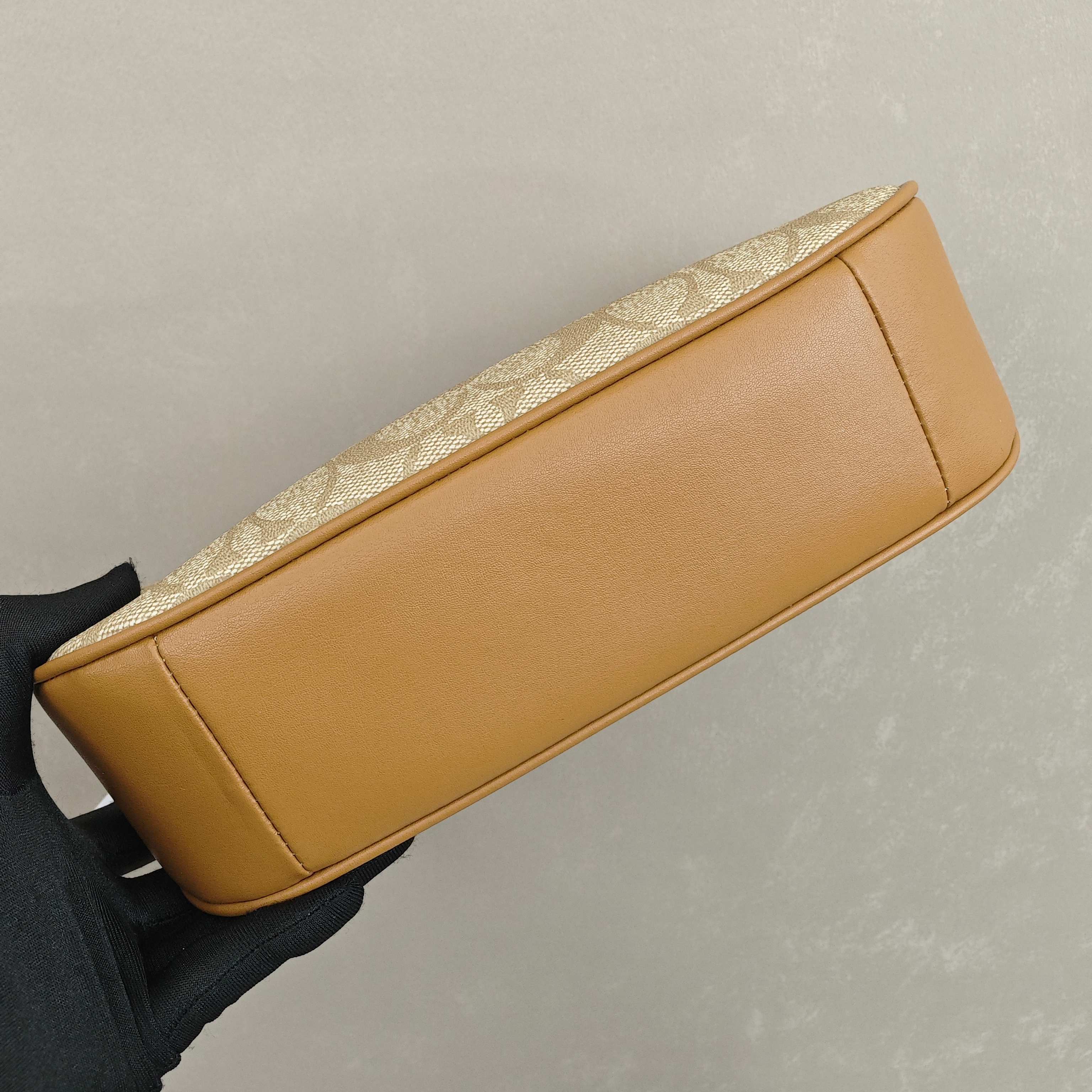 蔻驰Tire腋下包 尺寸：25×16×7.5cm简介：经典月牙包型，链条拼接皮肩带，可腋下/斜挎多背法，