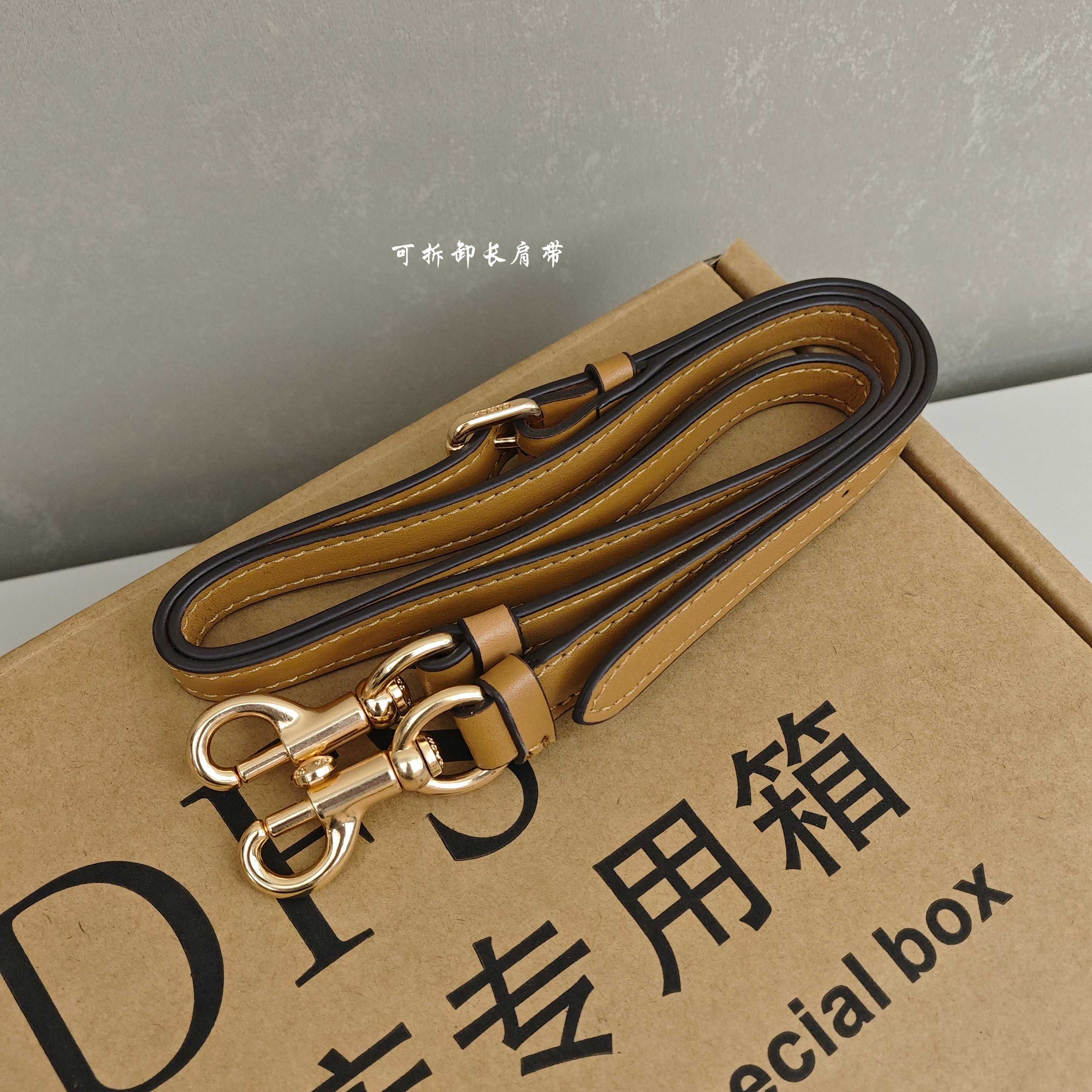 蔻驰Tire腋下包 尺寸：25×16×7.5cm简介：经典月牙包型，链条拼接皮肩带，可腋下/斜挎多背法，