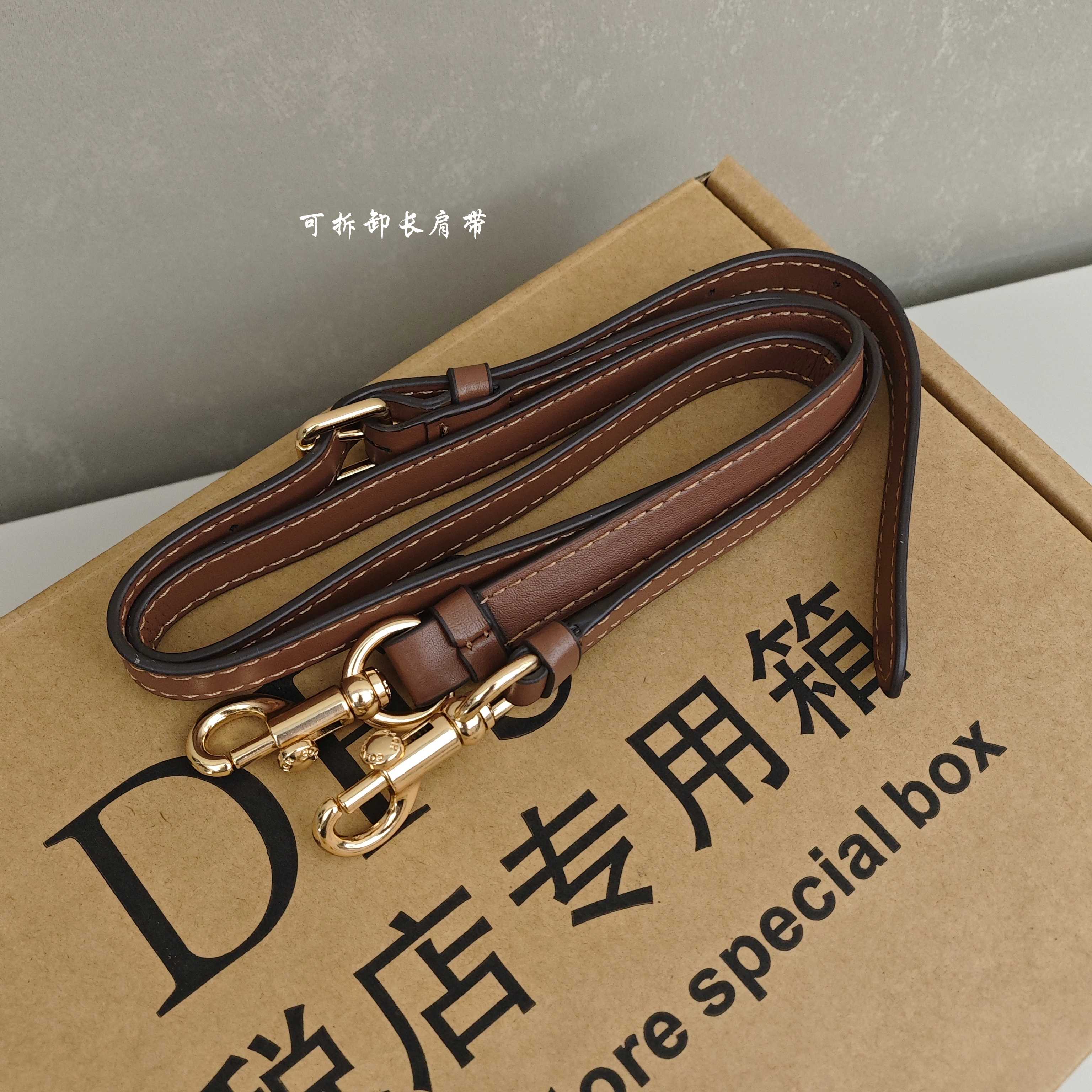 蔻驰Tire腋下包 尺寸：25×16×7.5cm简介：经典月牙包型，链条拼接皮肩带，可腋下/斜挎多背法，