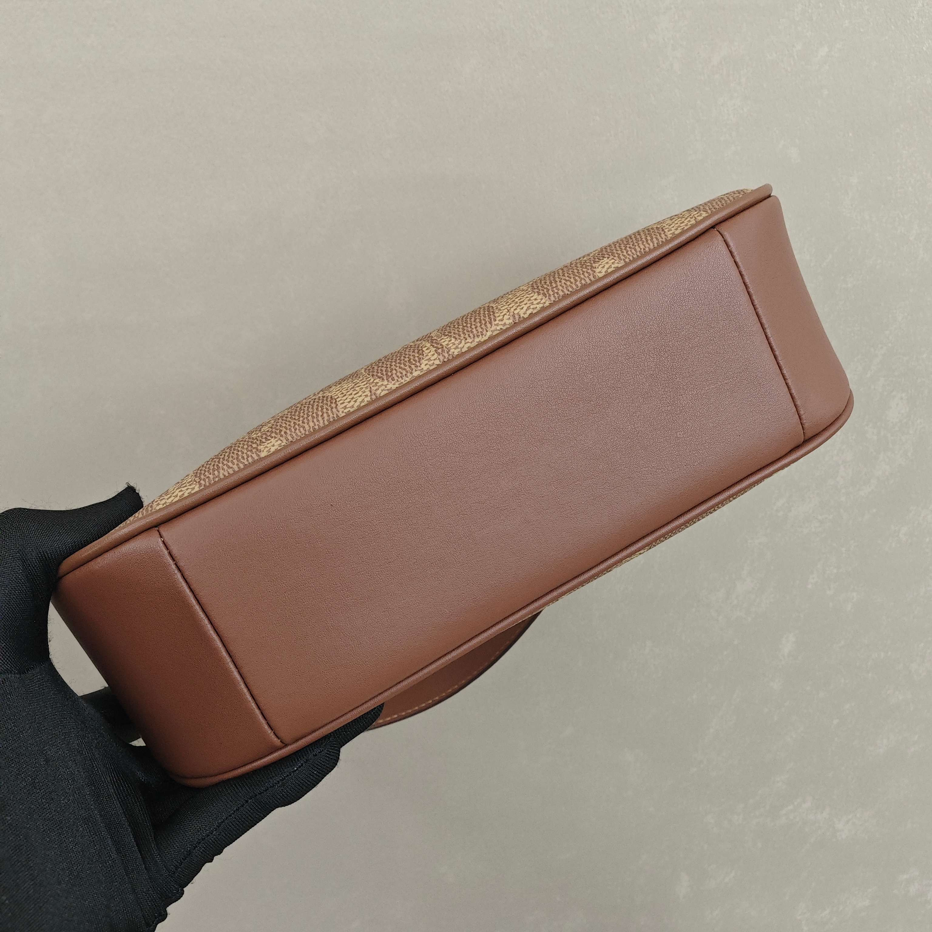 蔻驰Tire腋下包 尺寸：25×16×7.5cm简介：经典月牙包型，链条拼接皮肩带，可腋下/斜挎多背法，