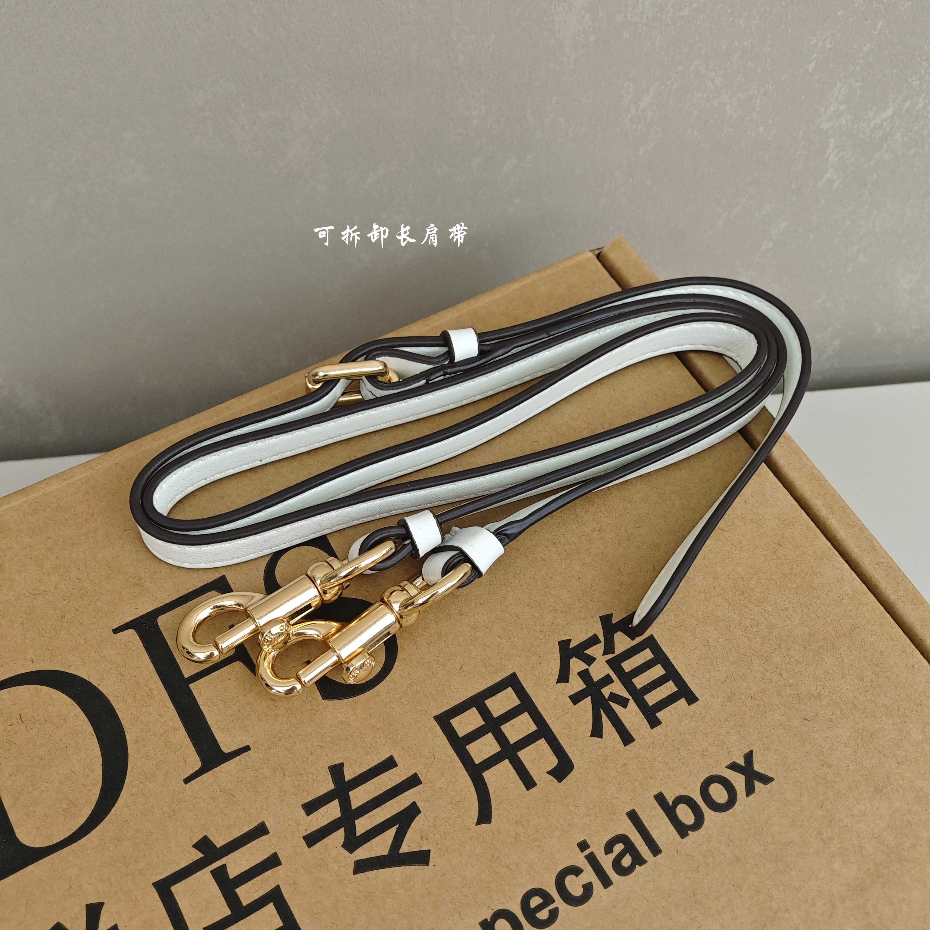 蔻驰Tire腋下包 尺寸：25×16×7.5cm简介：经典月牙包型，链条拼接皮肩带，可腋下/斜挎多背法，