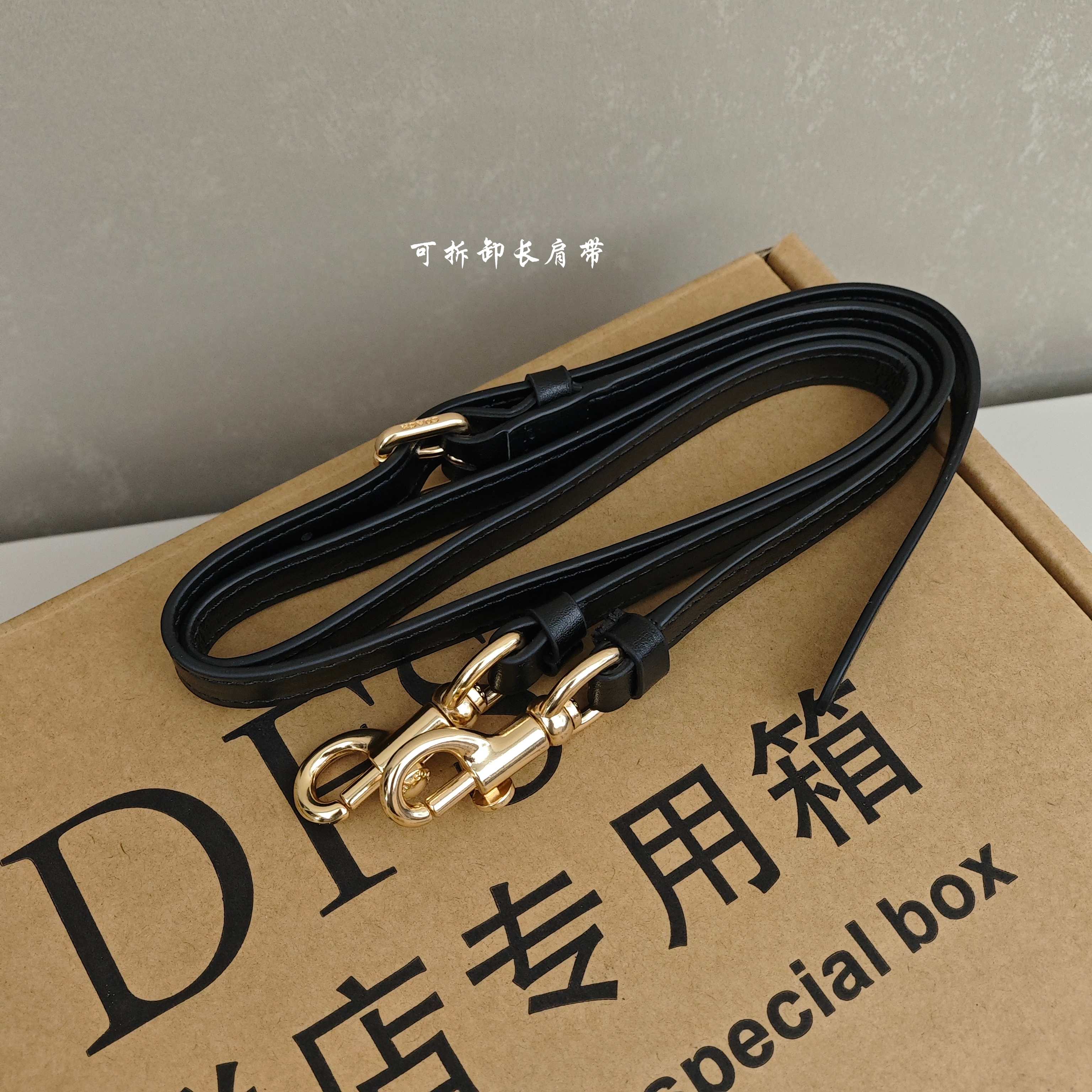 蔻驰Tire腋下包 尺寸：25×16×7.5cm简介：经典月牙包型，链条拼接皮肩带，可腋下/斜挎多背法，