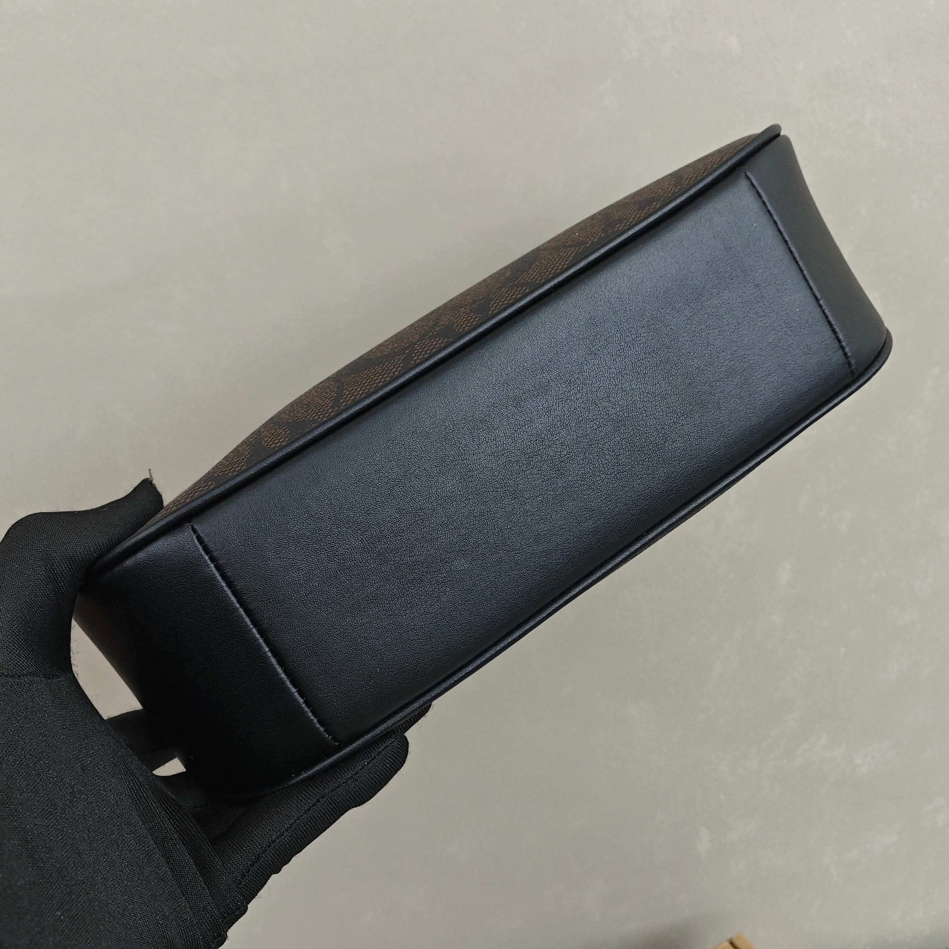 蔻驰Tire腋下包 尺寸：25×16×7.5cm简介：经典月牙包型，链条拼接皮肩带，可腋下/斜挎多背法，