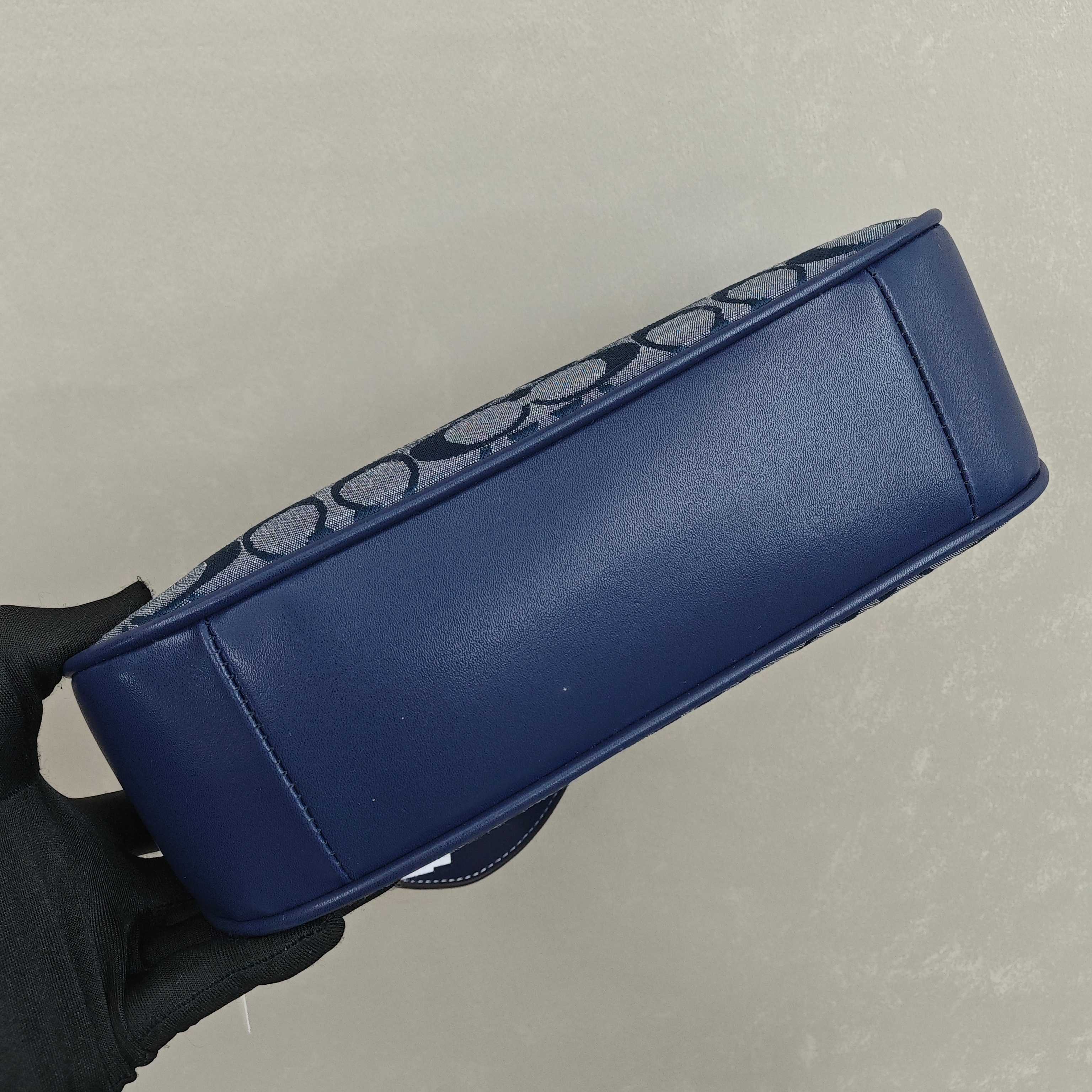蔻驰Tire腋下包 尺寸：25×16×7.5cm简介：经典月牙包型，链条拼接皮肩带，可腋下/斜挎多背法，