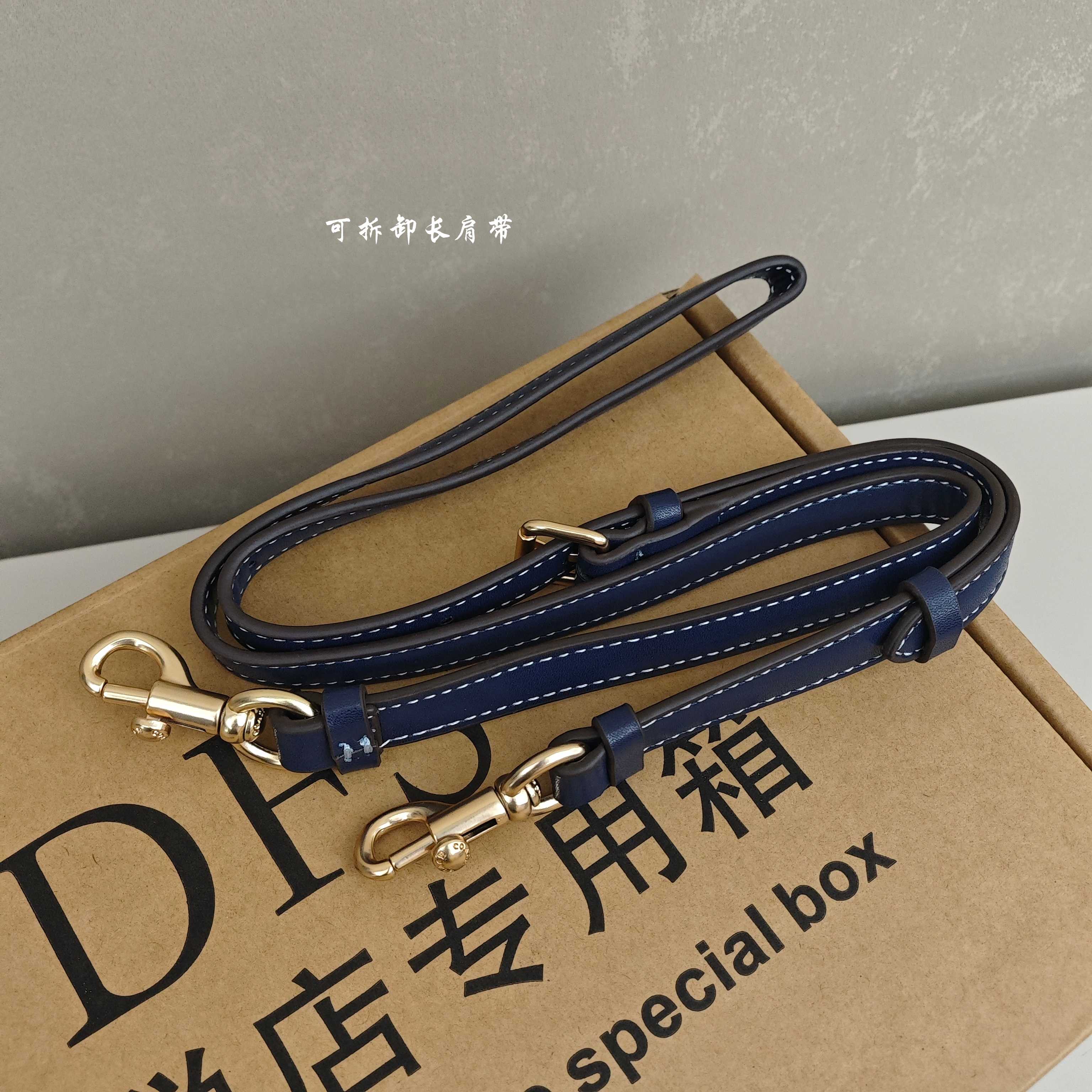 蔻驰Tire腋下包 尺寸：25×16×7.5cm简介：经典月牙包型，链条拼接皮肩带，可腋下/斜挎多背法，
