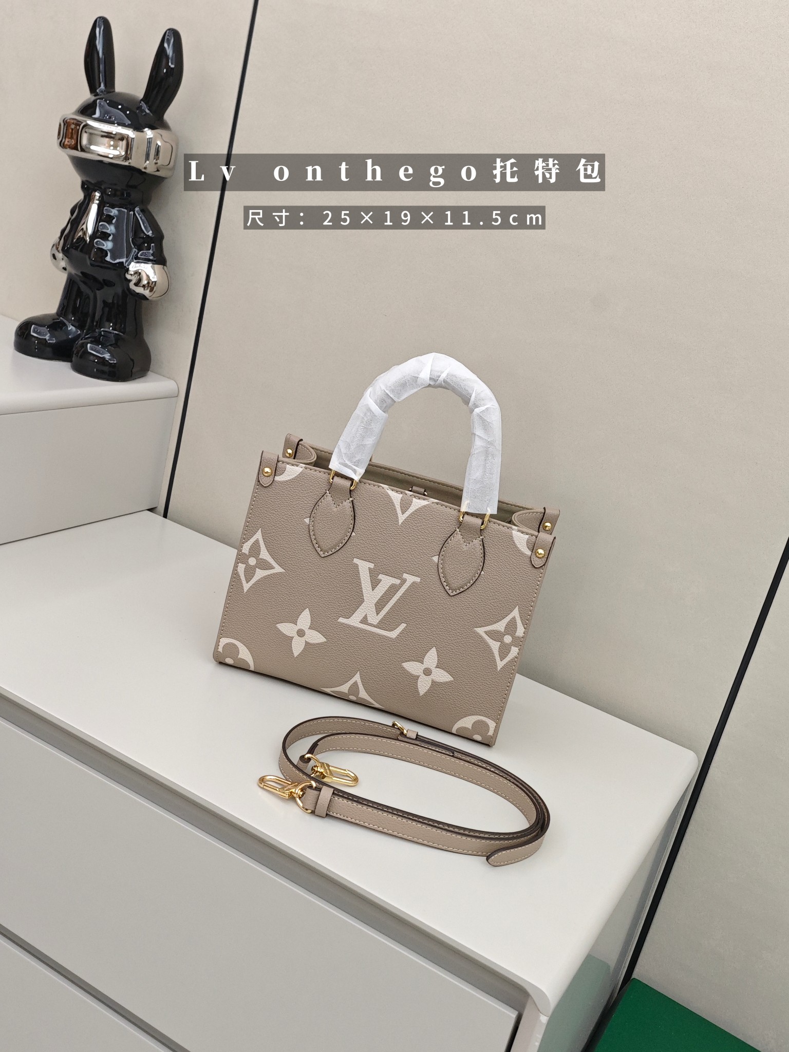 Lv onthego托特包 尺寸：25×19×11.5cm简介：温柔又高级的灰调老花，不张扬却自带辨识度