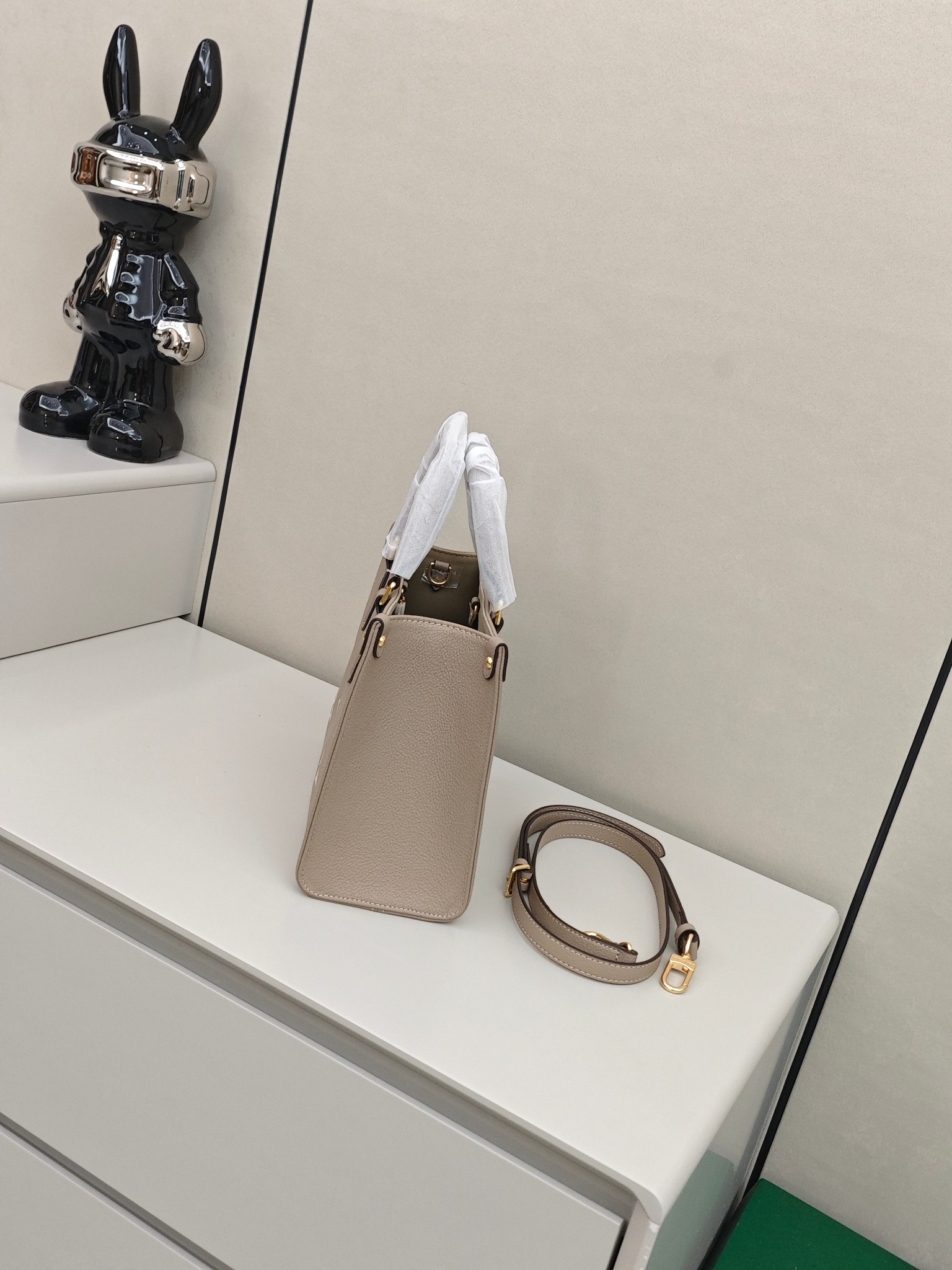 Lv onthego托特包 尺寸：25×19×11.5cm简介：温柔又高级的灰调老花，不张扬却自带辨识度