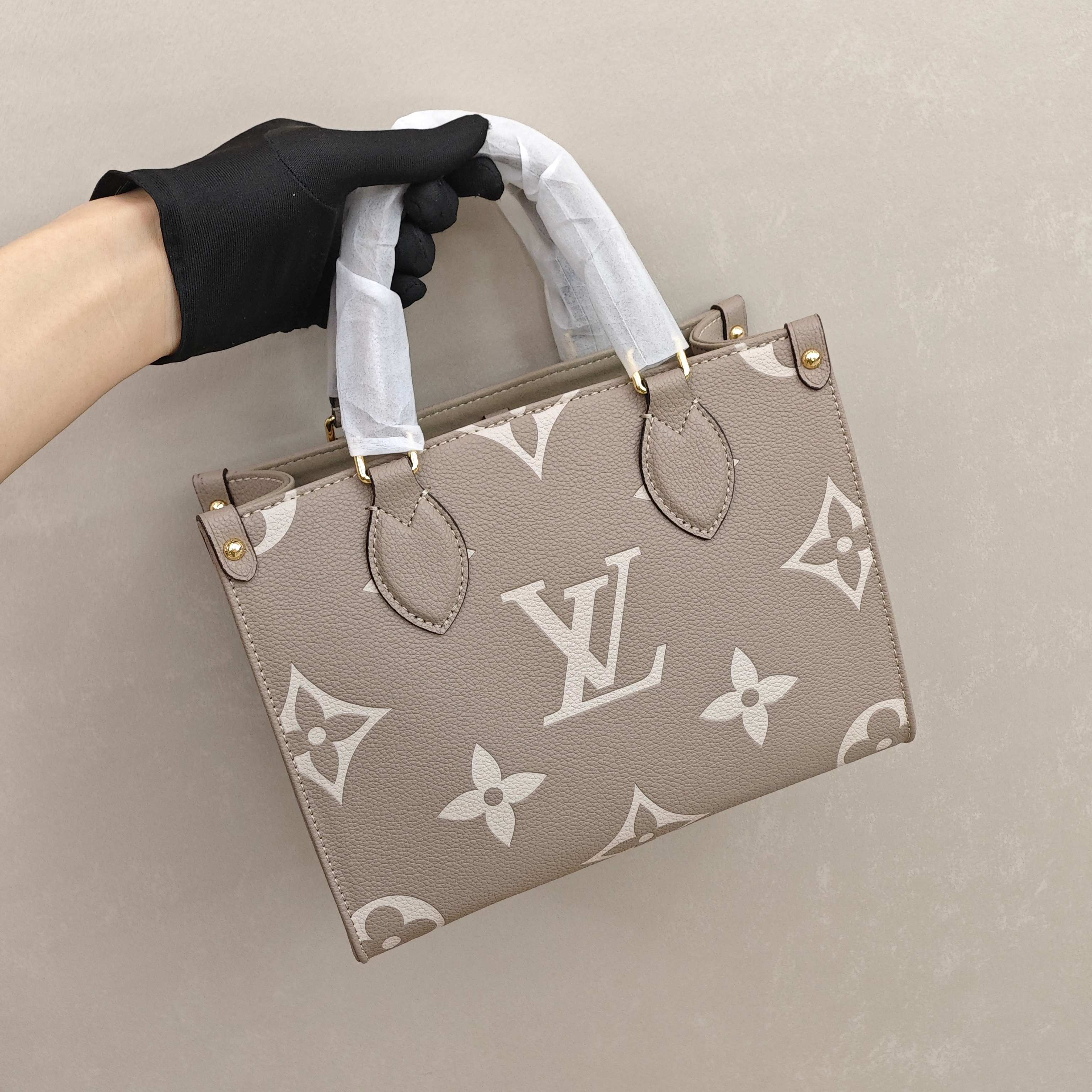 Lv onthego托特包 尺寸：25×19×11.5cm简介：温柔又高级的灰调老花，不张扬却自带辨识度