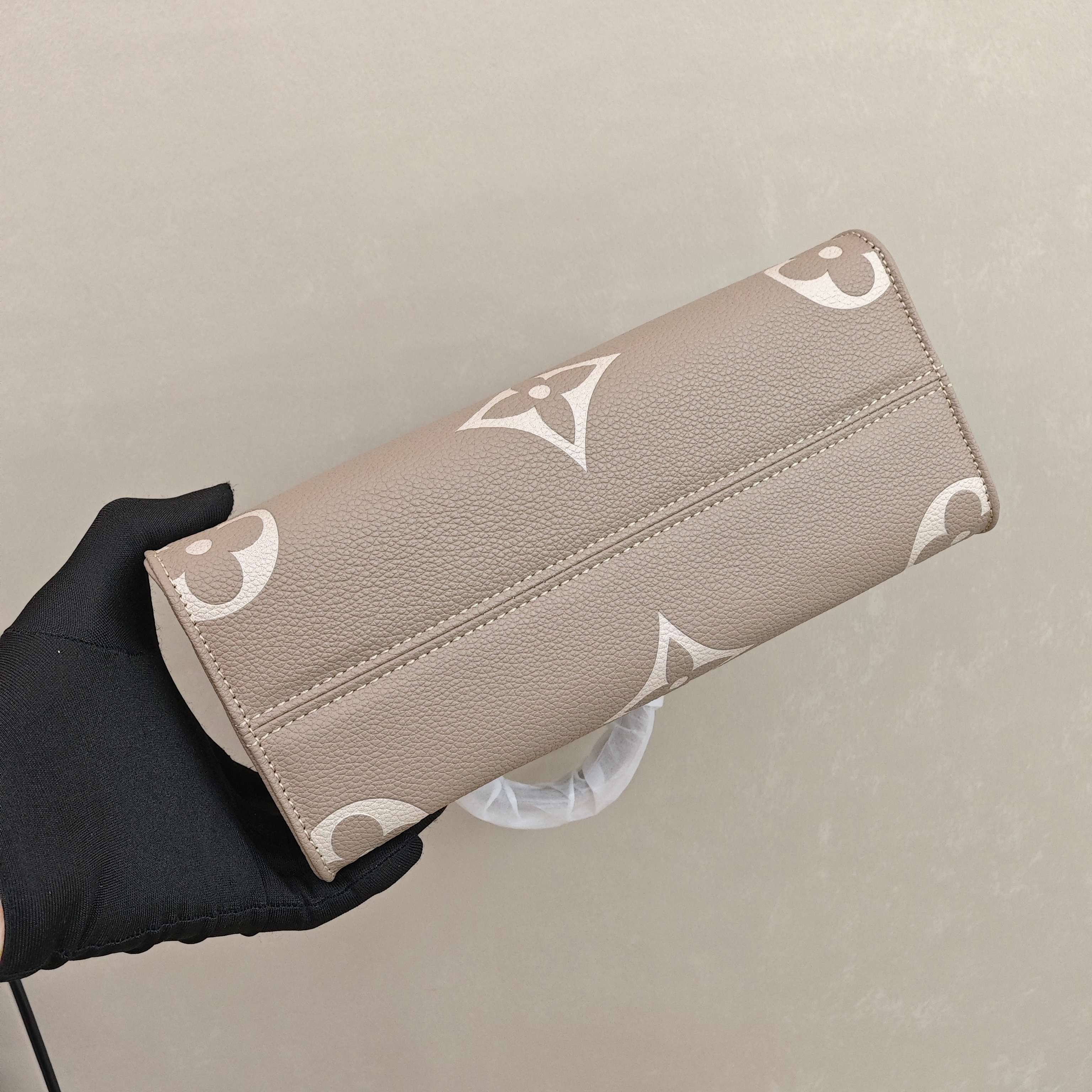 Lv onthego托特包 尺寸：25×19×11.5cm简介：温柔又高级的灰调老花，不张扬却自带辨识度