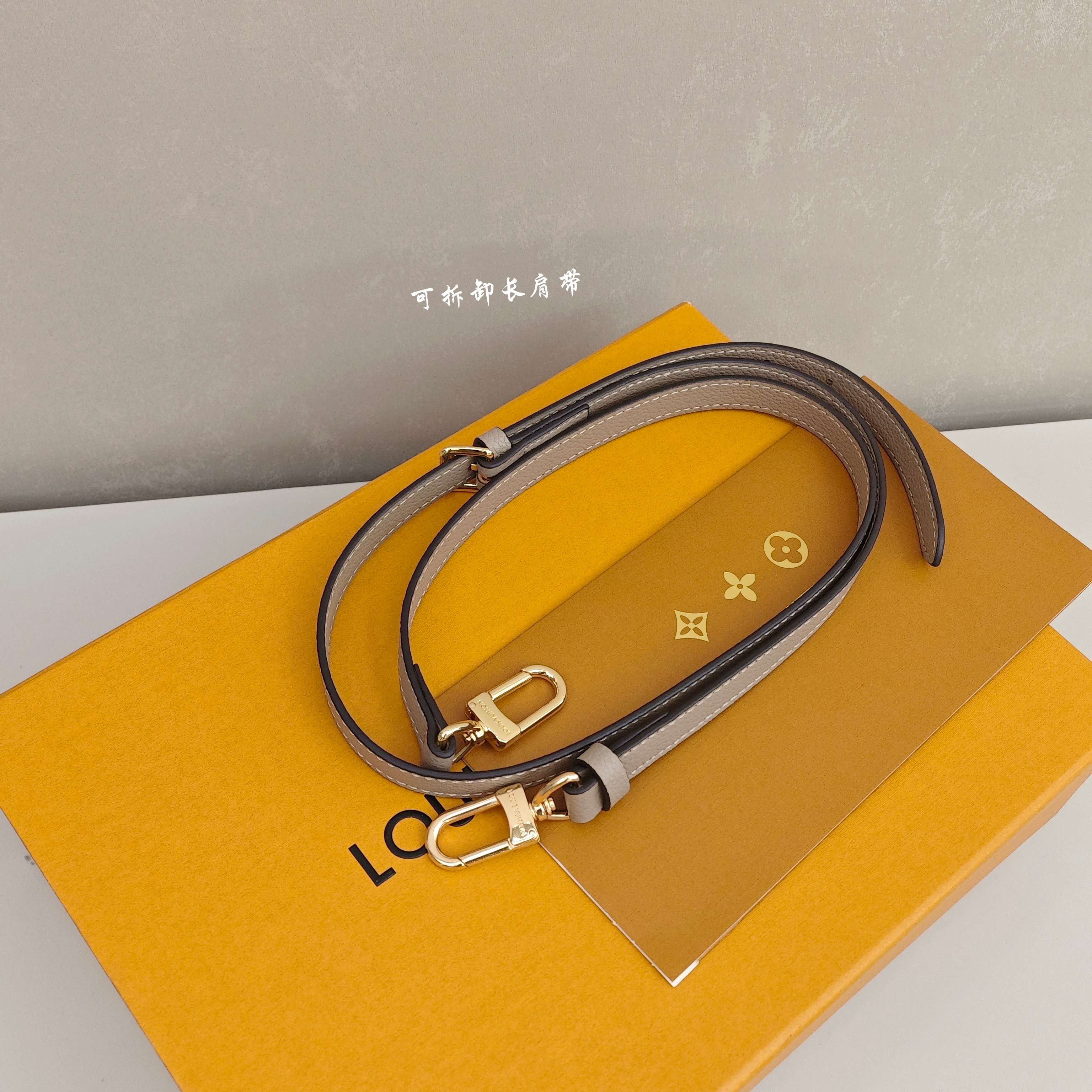 Lv onthego托特包 尺寸：25×19×11.5cm简介：温柔又高级的灰调老花，不张扬却自带辨识度