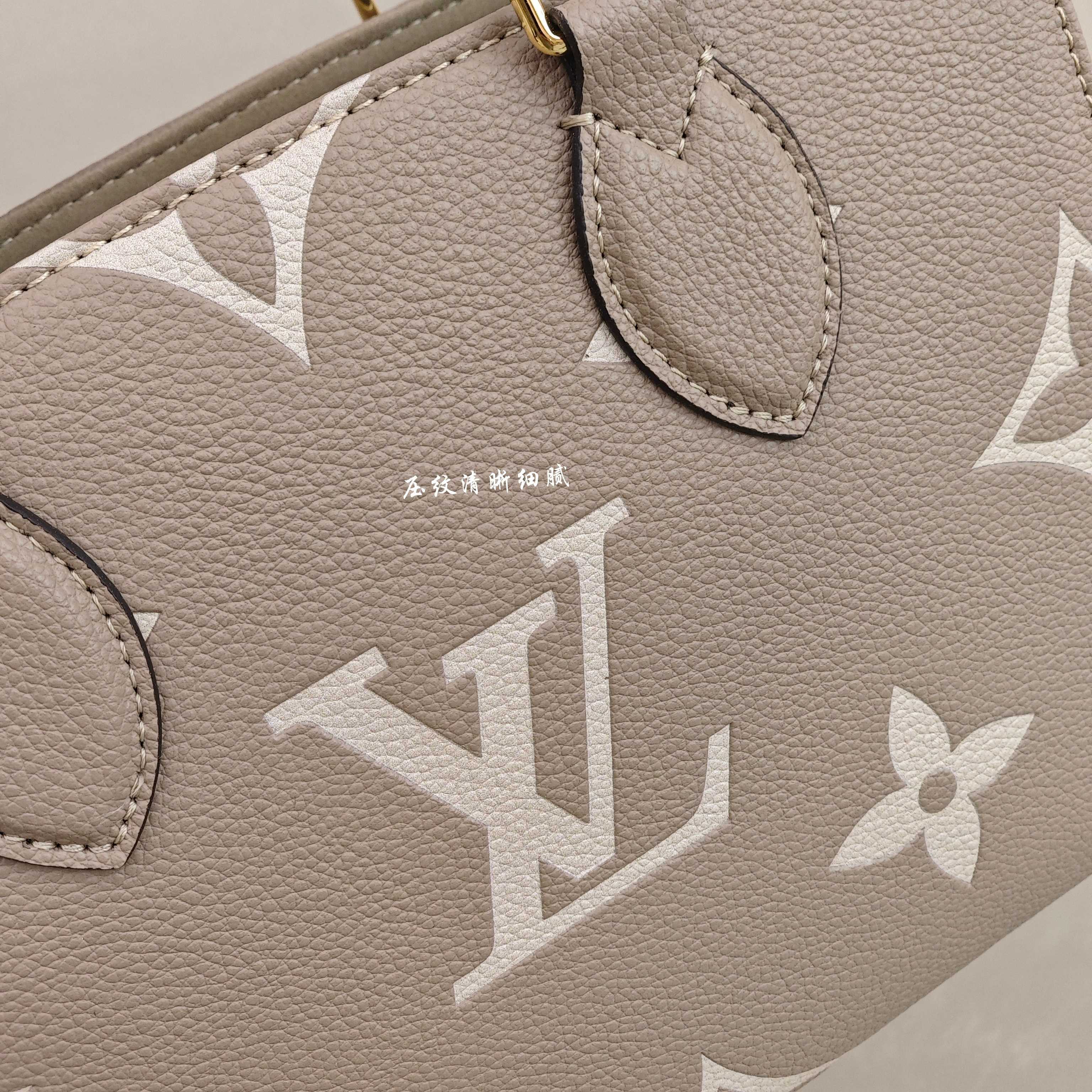Lv onthego托特包 尺寸：25×19×11.5cm简介：温柔又高级的灰调老花，不张扬却自带辨识度