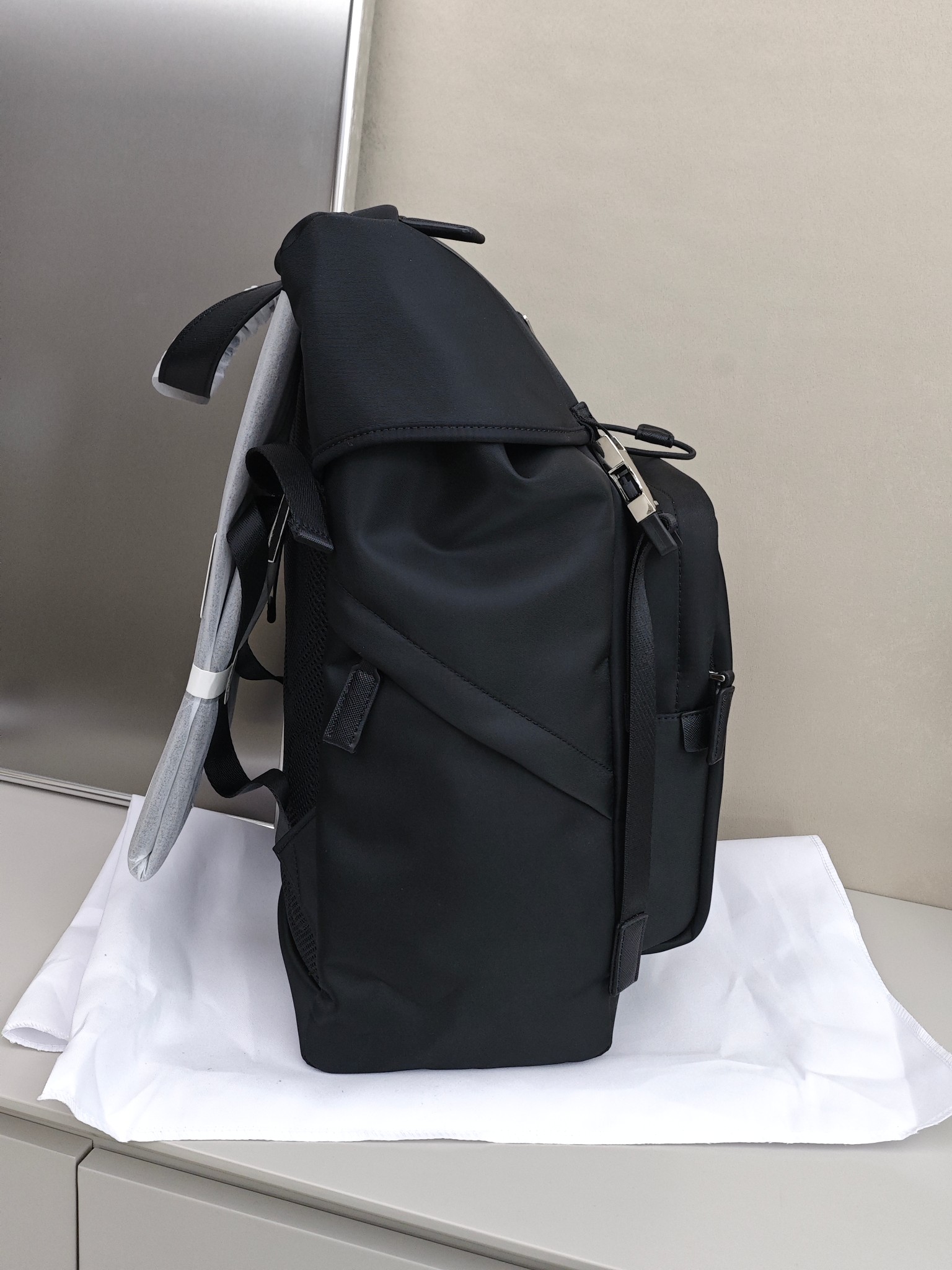 普拉达双肩包 尺寸：41×26×11cm简介：标志性三角徽标，是刻在品牌DNA里的辨识度，高密尼龙面料轻