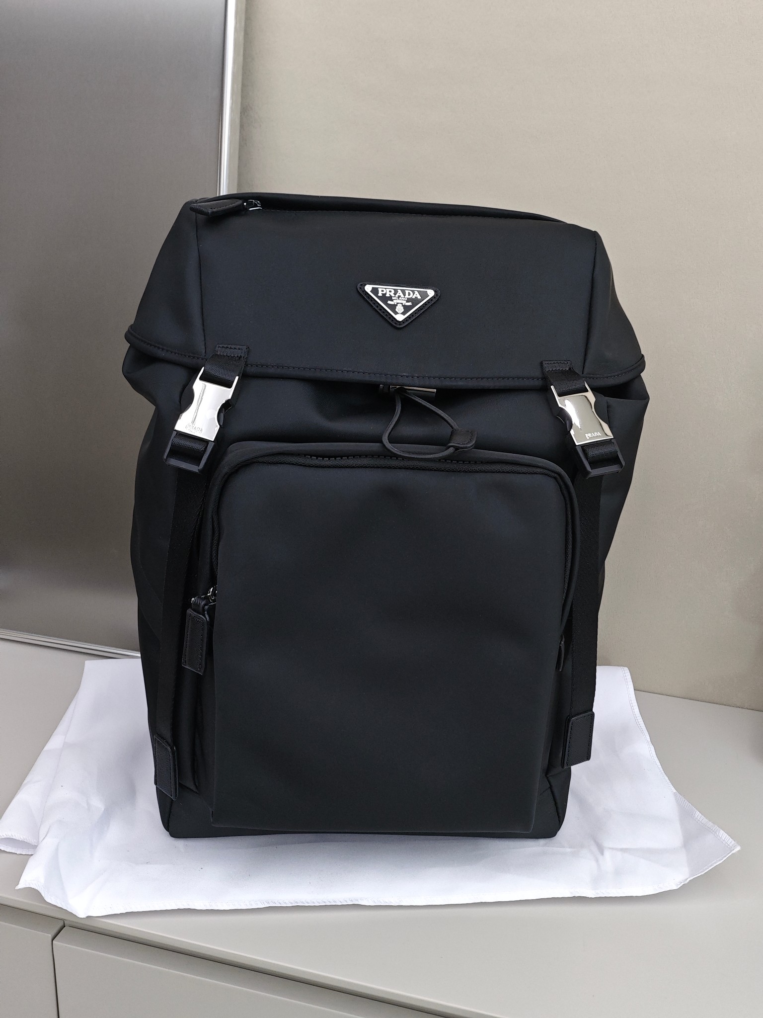 普拉达双肩包 尺寸：41×26×11cm简介：标志性三角徽标，是刻在品牌DNA里的辨识度，高密尼龙面料轻
