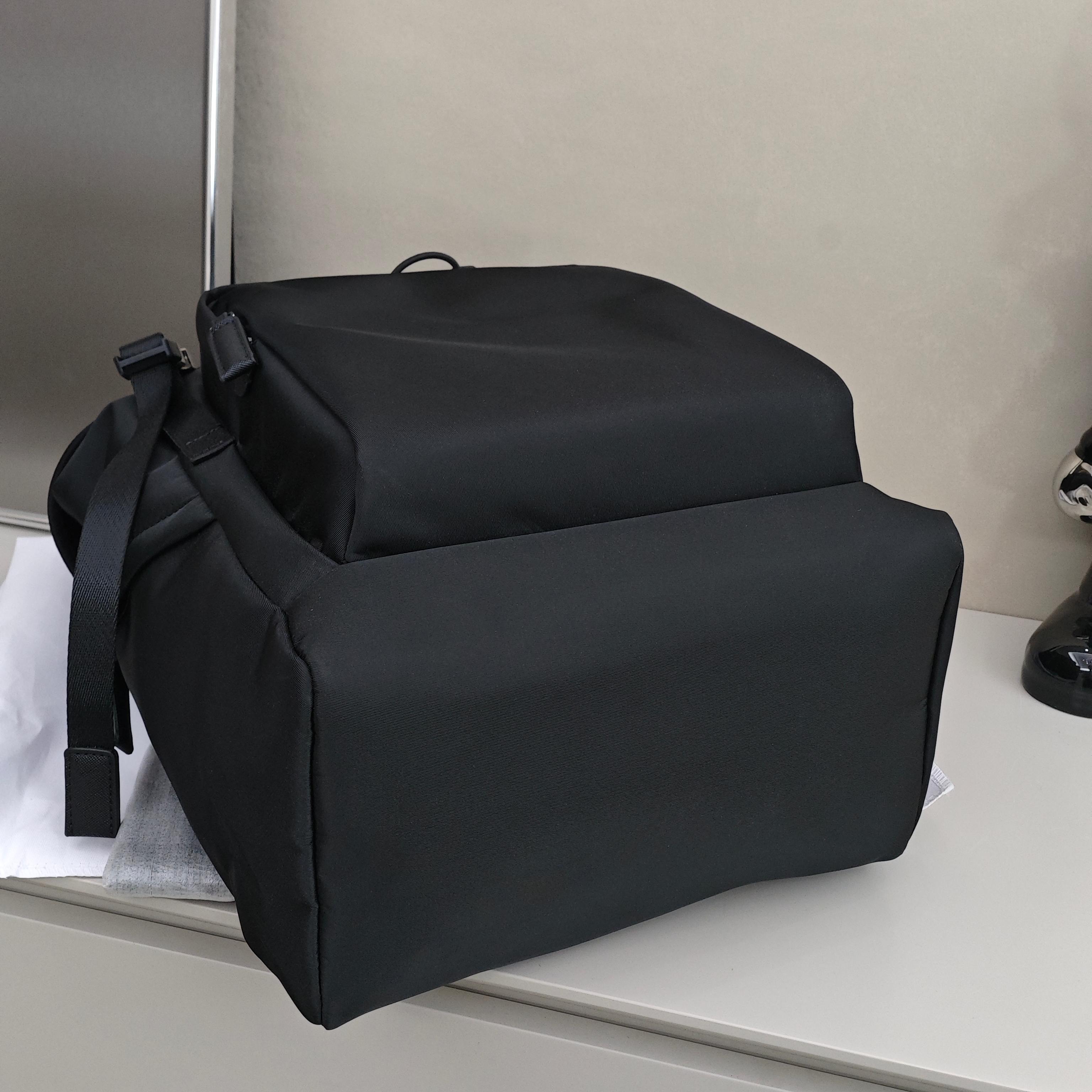 普拉达双肩包 尺寸：41×26×11cm简介：标志性三角徽标，是刻在品牌DNA里的辨识度，高密尼龙面料轻
