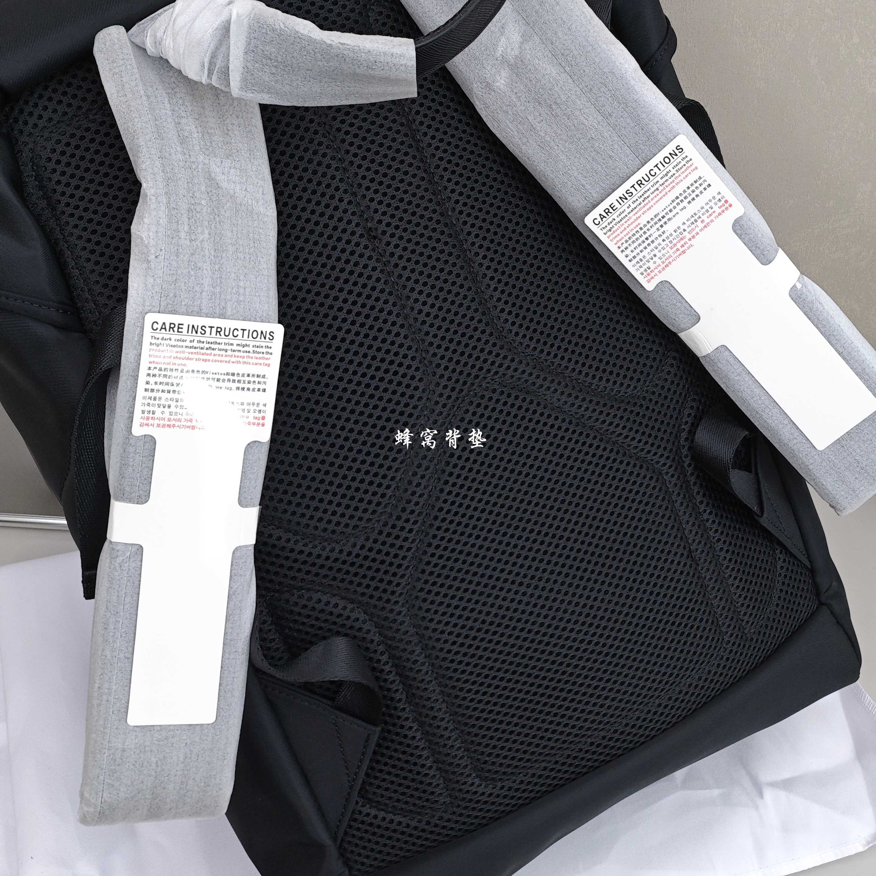 普拉达双肩包 尺寸：41×26×11cm简介：标志性三角徽标，是刻在品牌DNA里的辨识度，高密尼龙面料轻