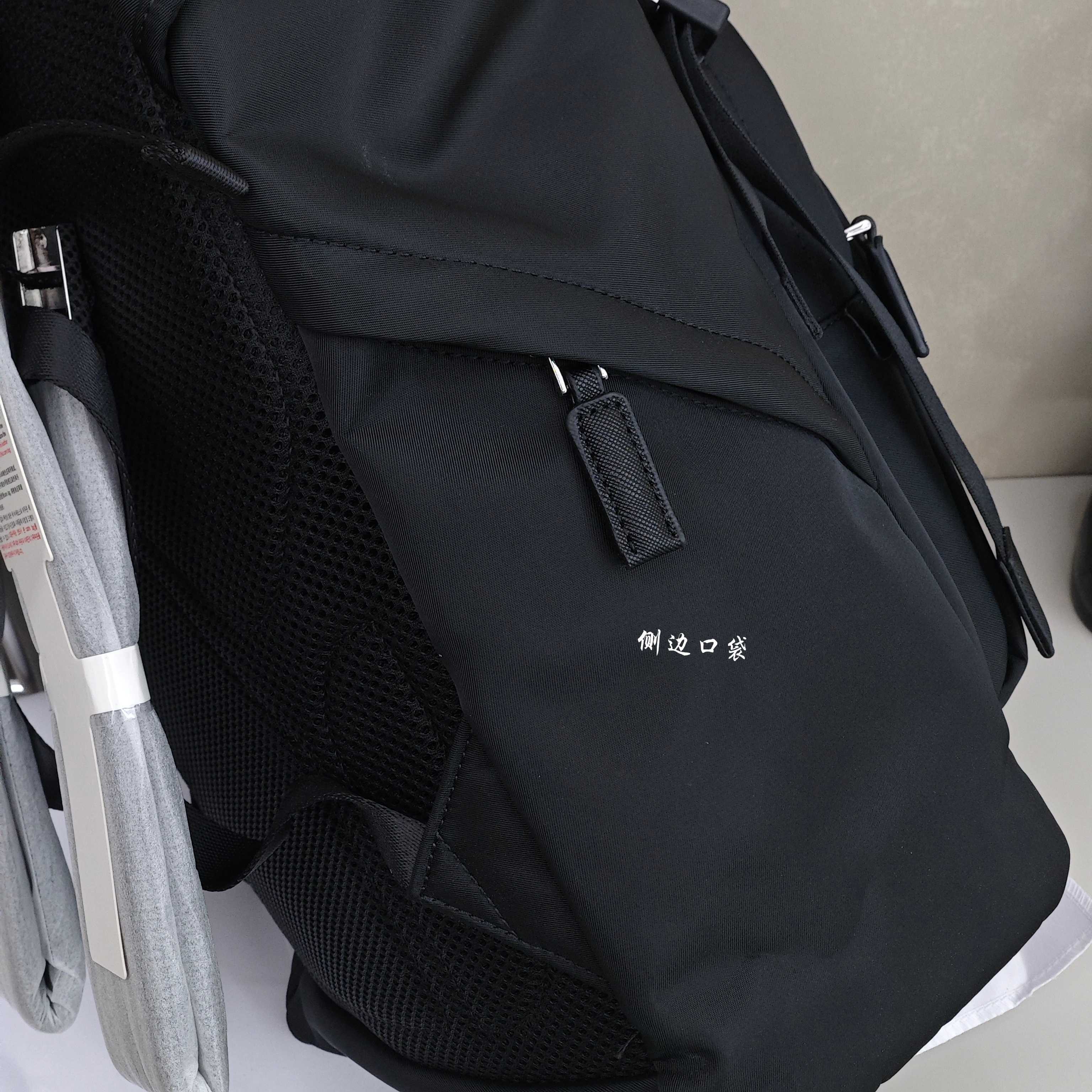 普拉达双肩包 尺寸：41×26×11cm简介：标志性三角徽标，是刻在品牌DNA里的辨识度，高密尼龙面料轻