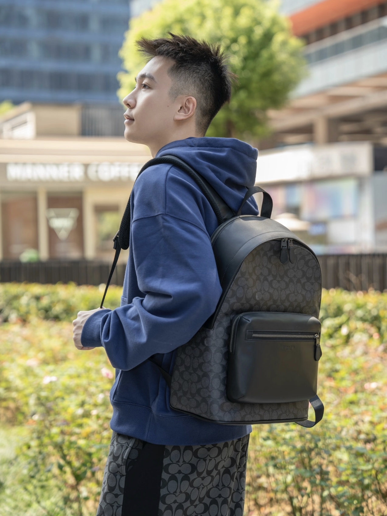 蔻驰男士双肩包尺寸：42×32×15cm简介：黑灰调的型格设计，把都市通勤的利落感焊在身上，经典C纹涂层