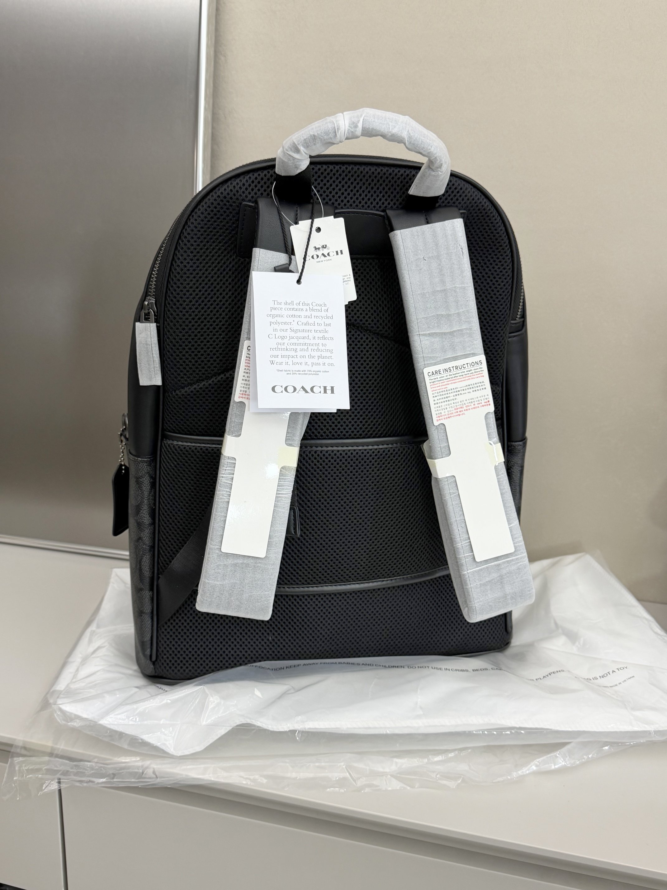 蔻驰男士双肩包尺寸：42×32×15cm简介：黑灰调的型格设计，把都市通勤的利落感焊在身上，经典C纹涂层