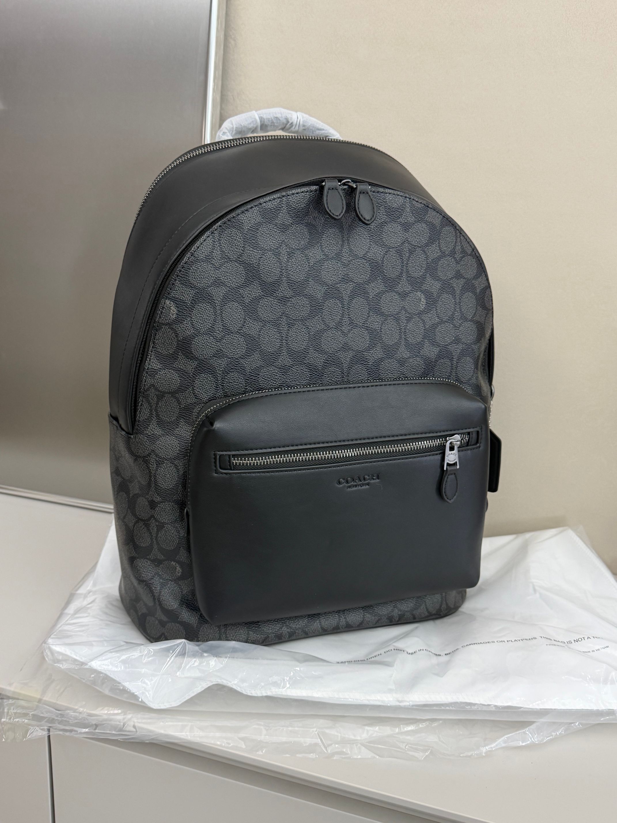 蔻驰男士双肩包尺寸：42×32×15cm简介：黑灰调的型格设计，把都市通勤的利落感焊在身上，经典C纹涂层