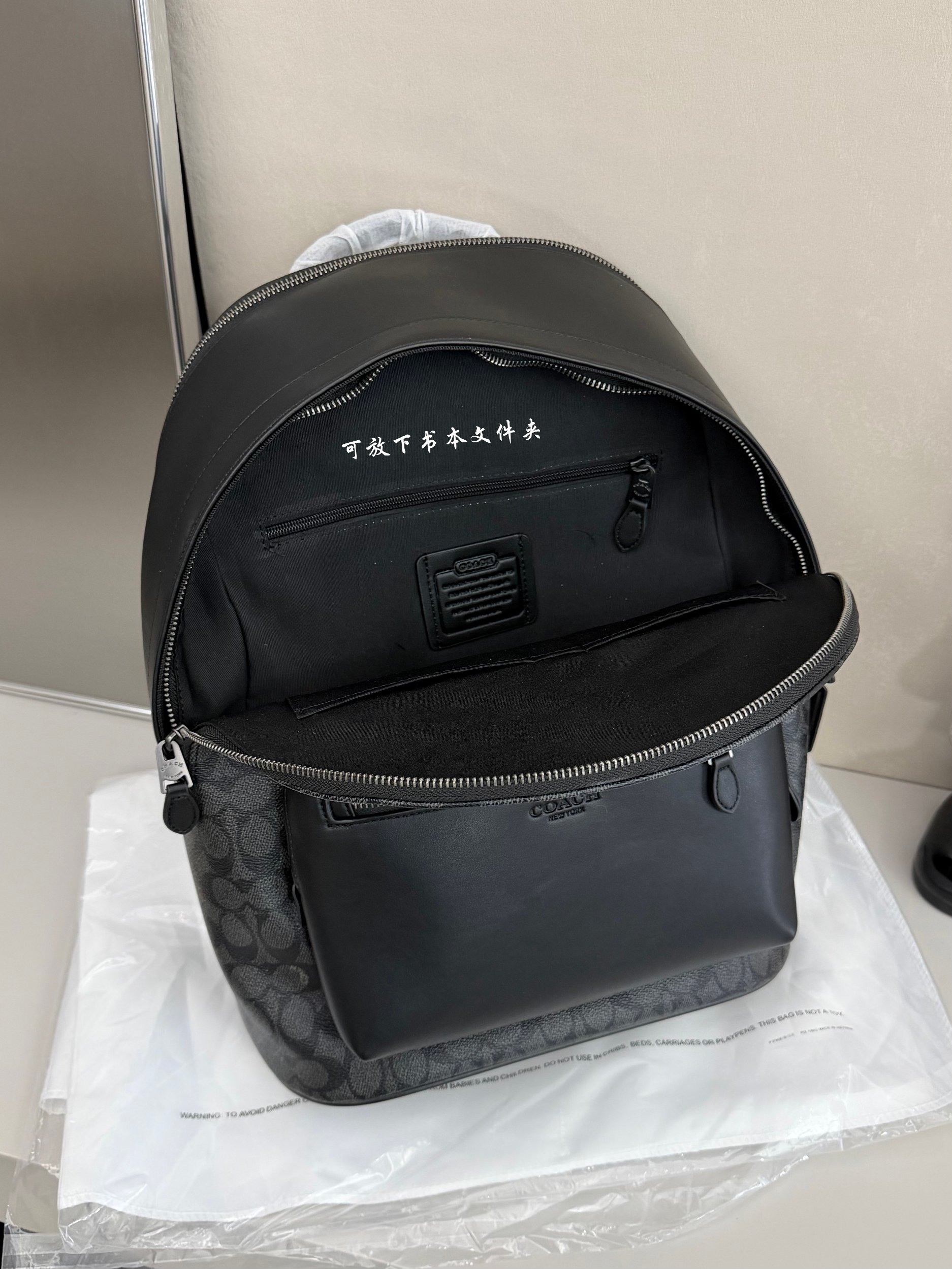 蔻驰男士双肩包尺寸：42×32×15cm简介：黑灰调的型格设计，把都市通勤的利落感焊在身上，经典C纹涂层