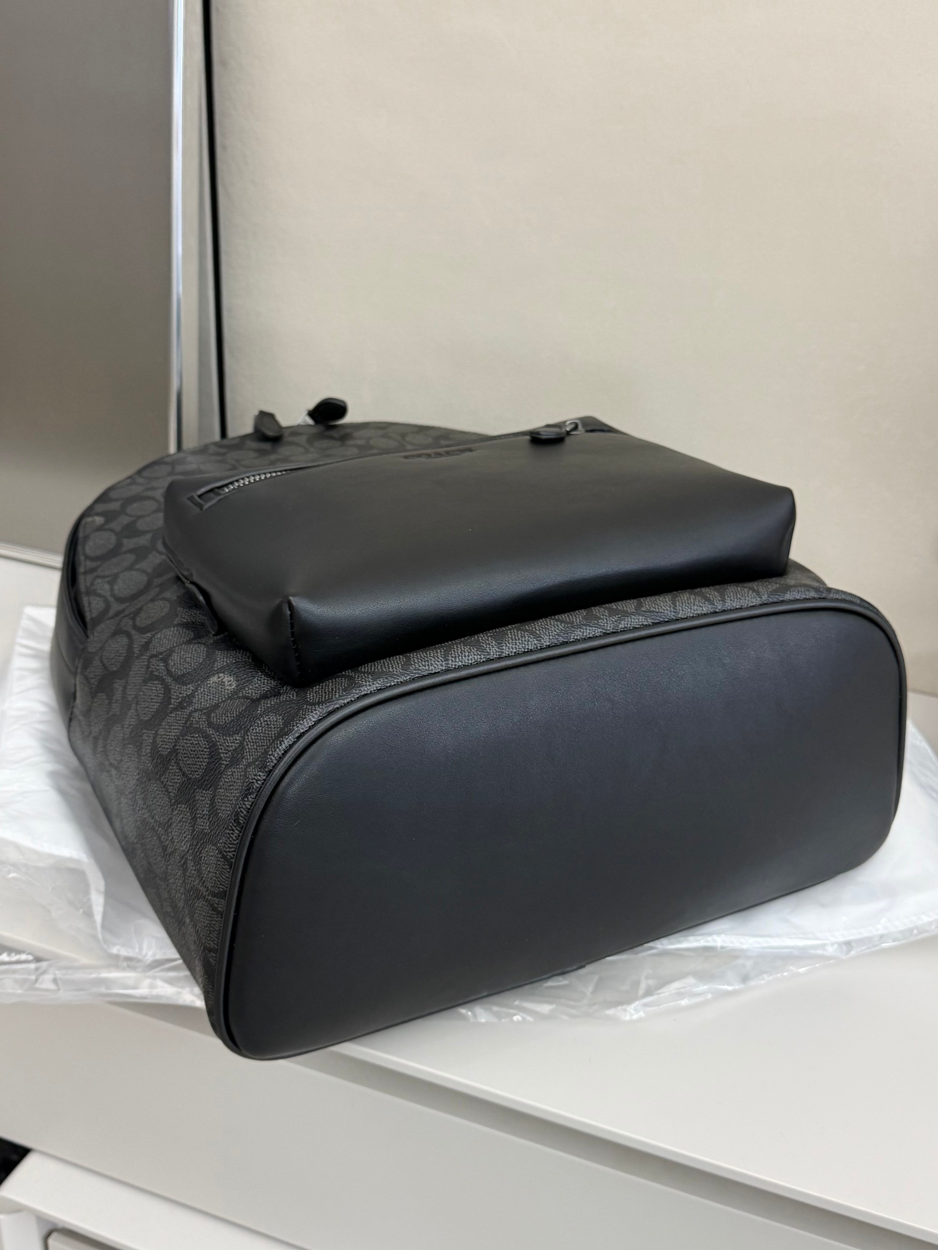 蔻驰男士双肩包尺寸：42×32×15cm简介：黑灰调的型格设计，把都市通勤的利落感焊在身上，经典C纹涂层