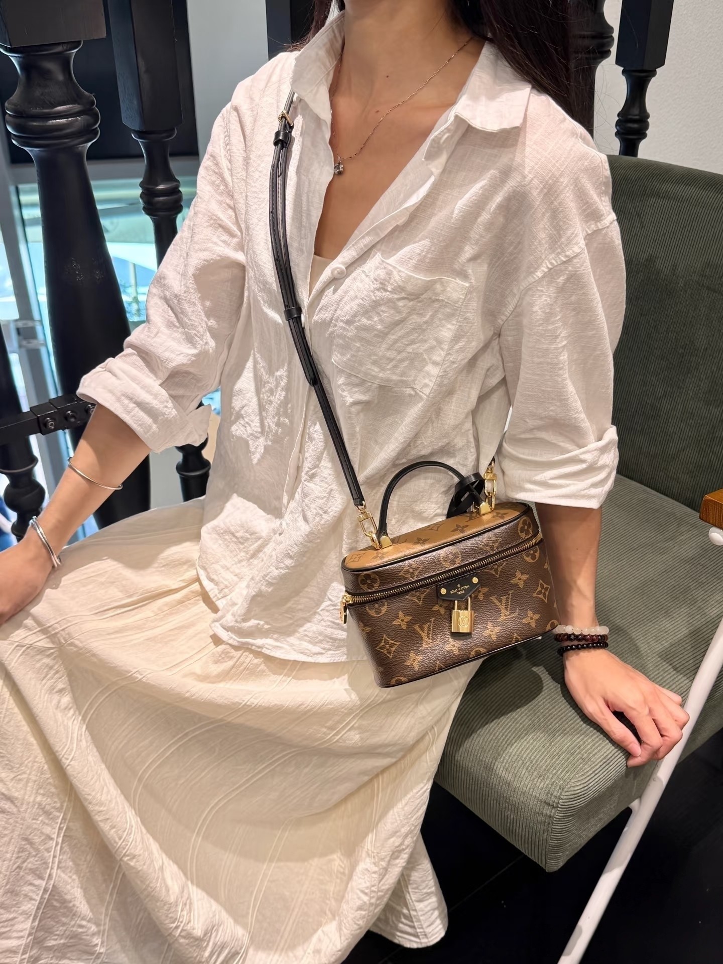 Lv Vanity化妆包 ◆ 高定版 尺寸:19×11.5×6.5cm 简介:复古与实用的完美融合,标志性Monogram帆布,自带岁月质感​,还原古董箱式美学,多场景背法:可拆卸链条+肩带,手提/斜挎自由切换,方正箱型结构,轻松容纳日常美妆、手机等随身物品.