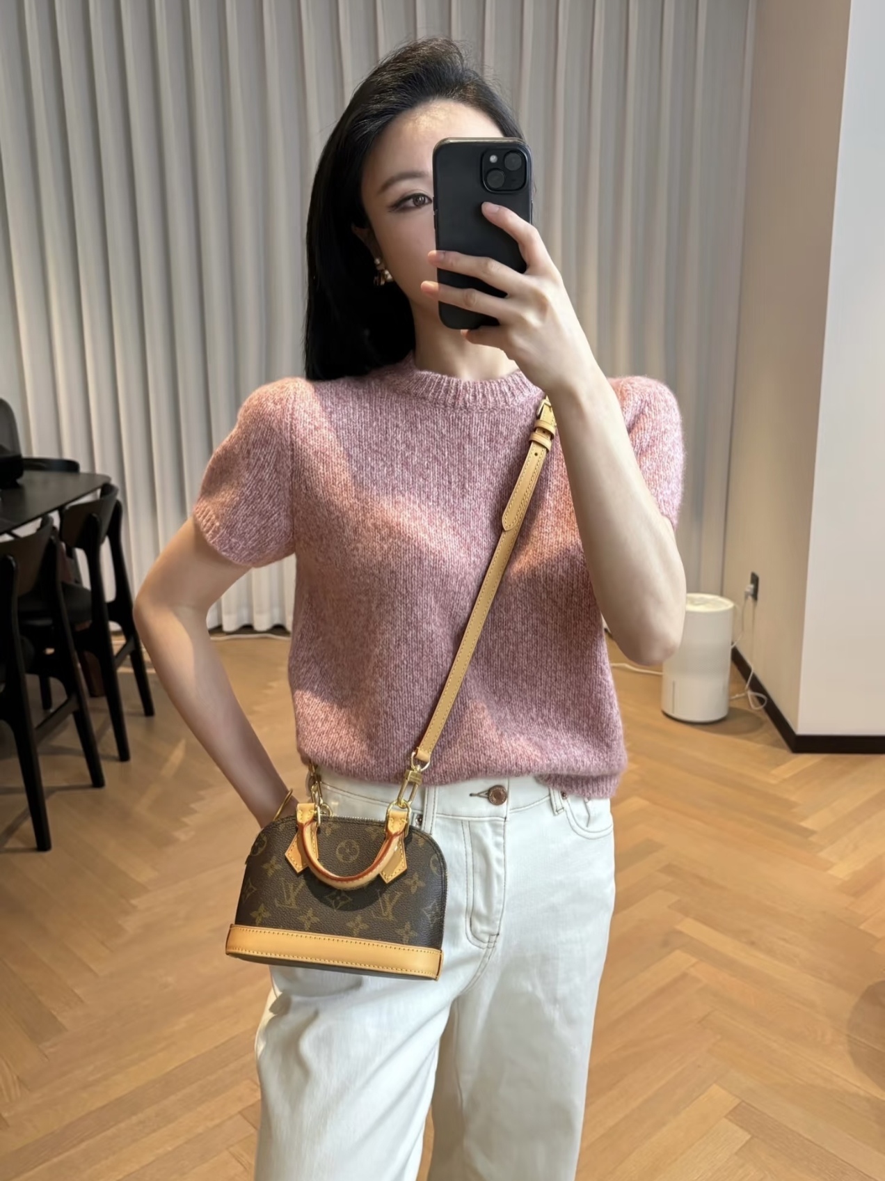 Lv nano贝壳包 尺寸:18×12×8cm 简介:精致贝壳包型,拿捏复古腔调,小巧玲珑却气场在线,手提随性慵懒,挂饰点缀更显灵动,通勤、约会、出街都适配,小个子也友好,轻松解锁高级精致感.