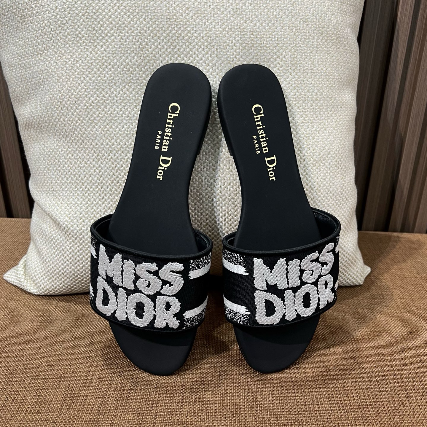디올 자수 캔버스 샌들 141781 썸네일 이미지