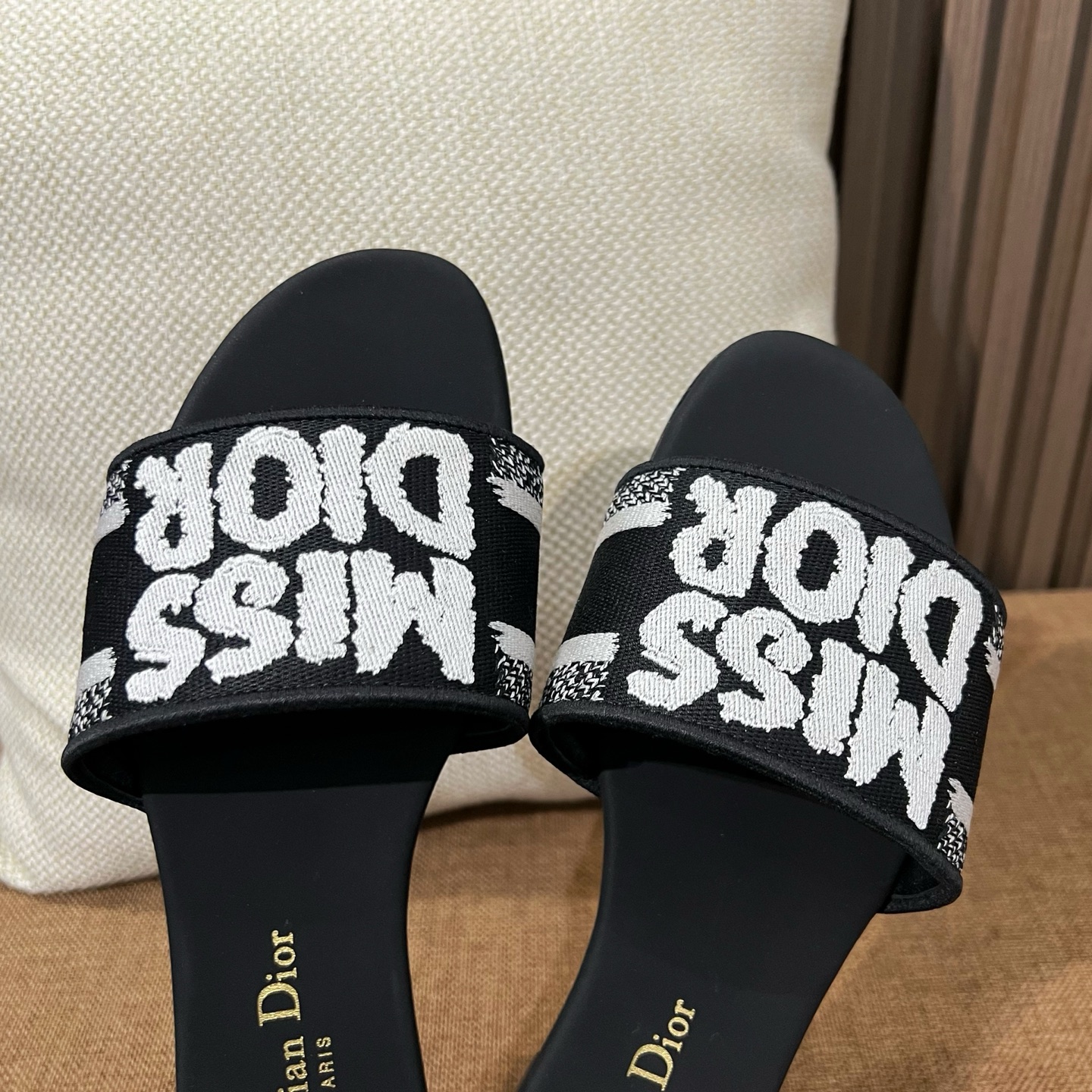 디올 자수 캔버스 샌들 141781 썸네일 이미지