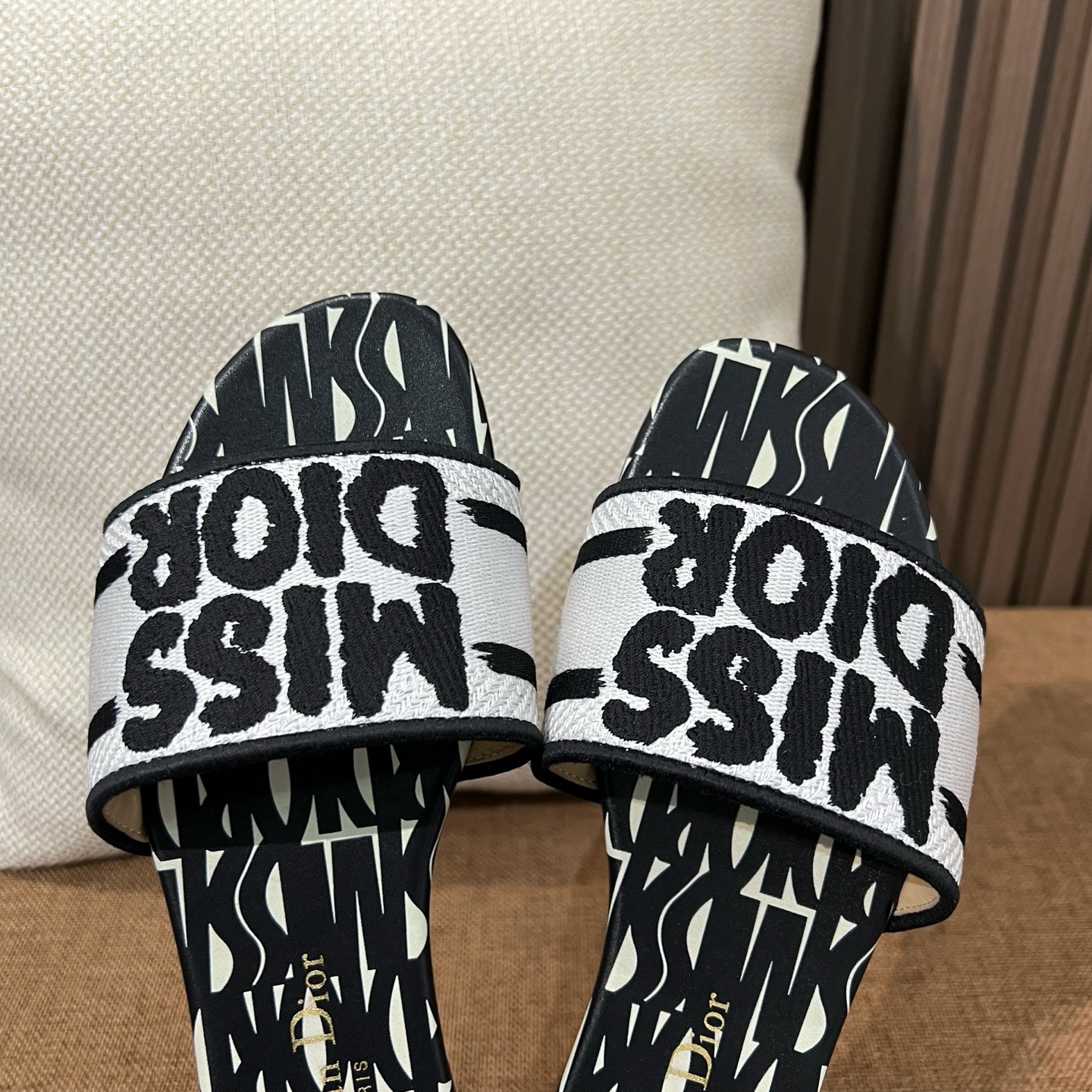 디올 자수 캔버스 샌들 141779 썸네일 이미지