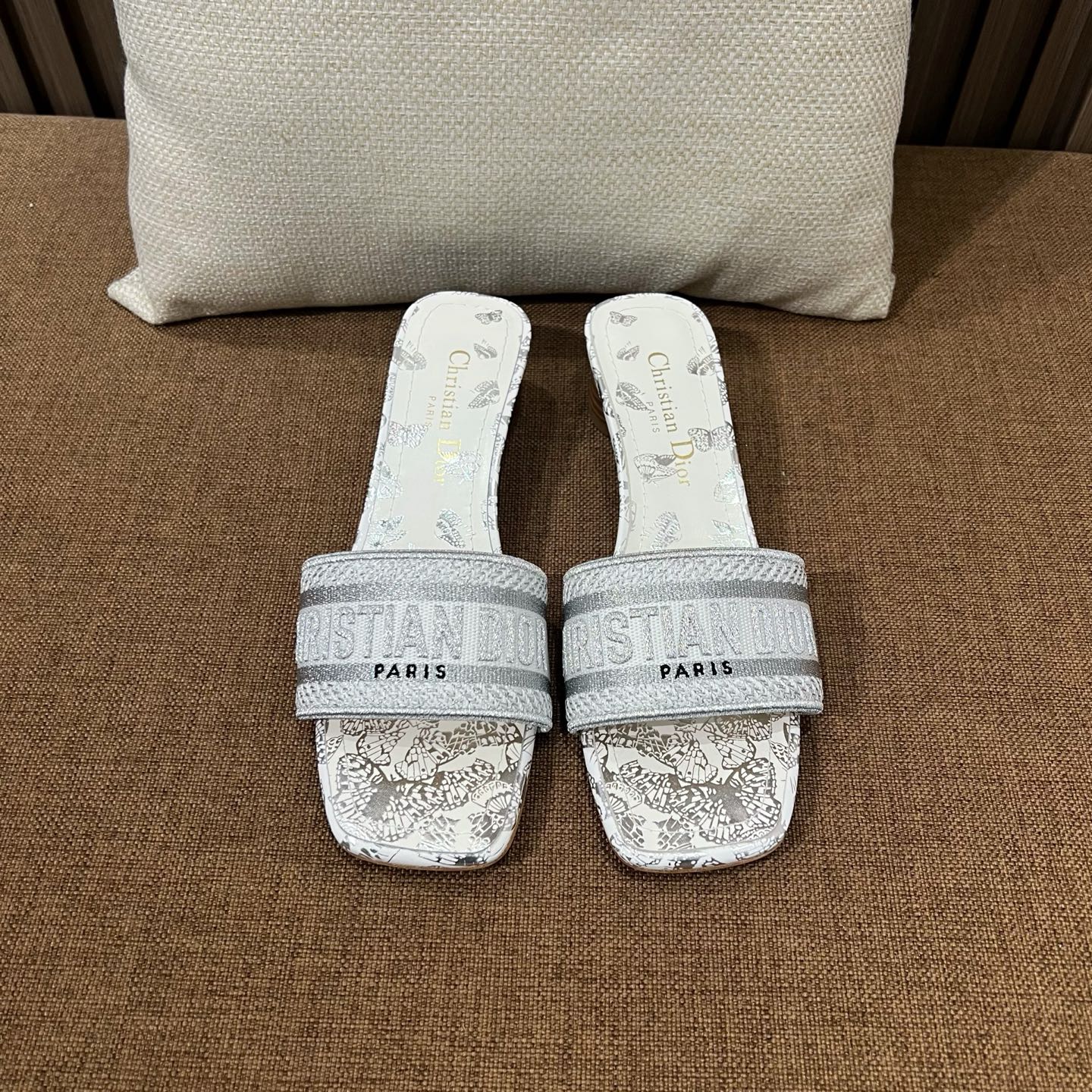 디올 자수 라운드힐 샌들 141771