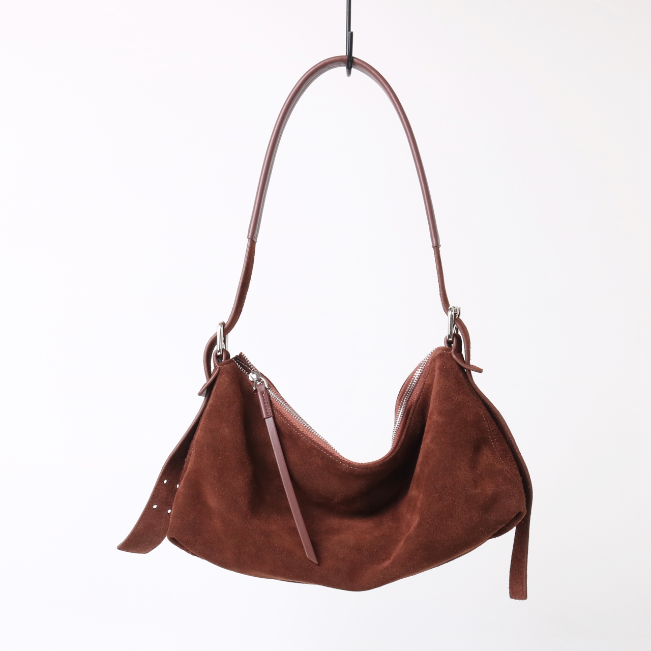 Modell 6169, matte Achseltasche, Großhandelspreis: 198, Material: mattes Rindsleder, Farbe: Kaffee, Maße: 34 x 13 x 17 cm, Sommertasche_voghion.com
