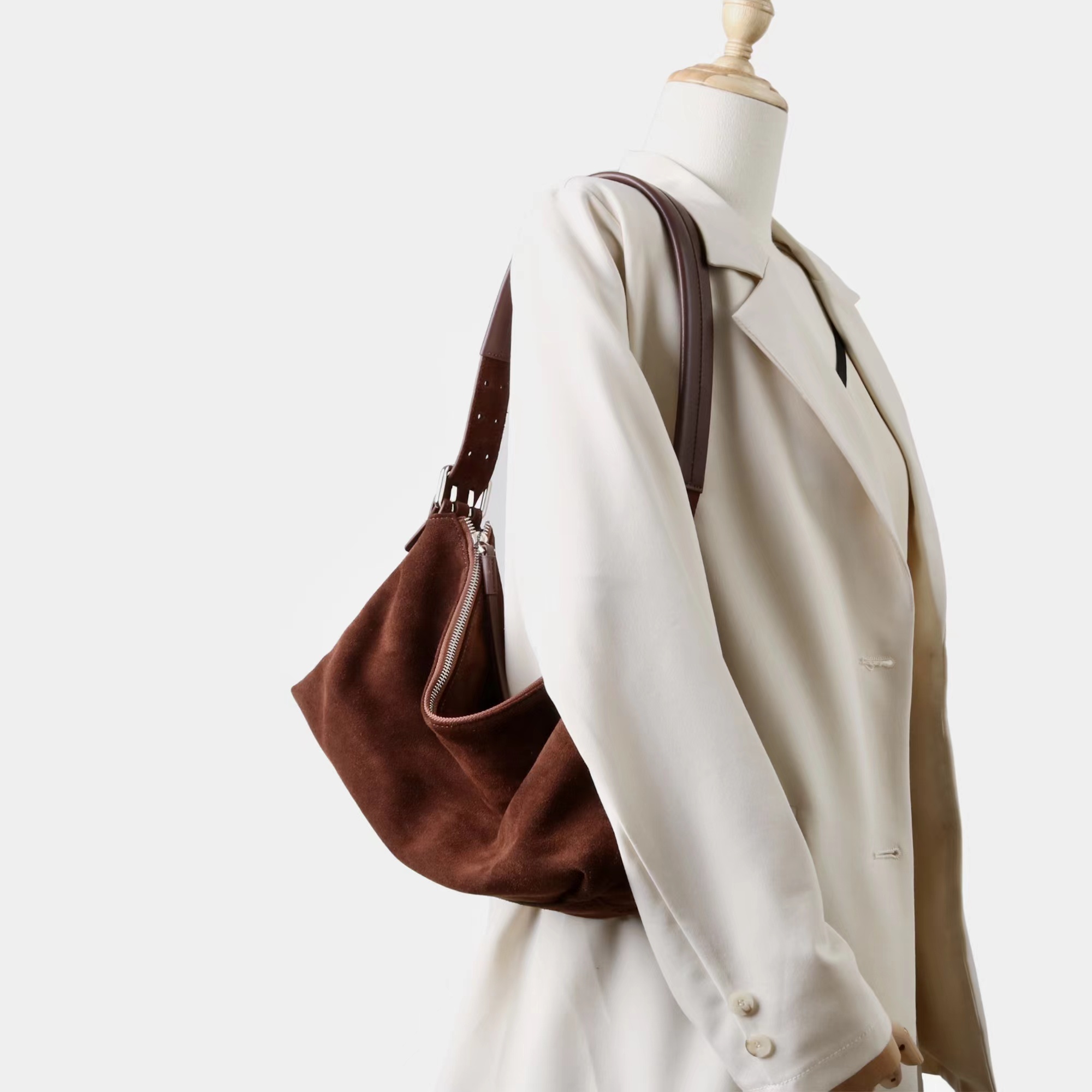Bolsa de ombro feminina em couro de vaca mate café_voghion.com
