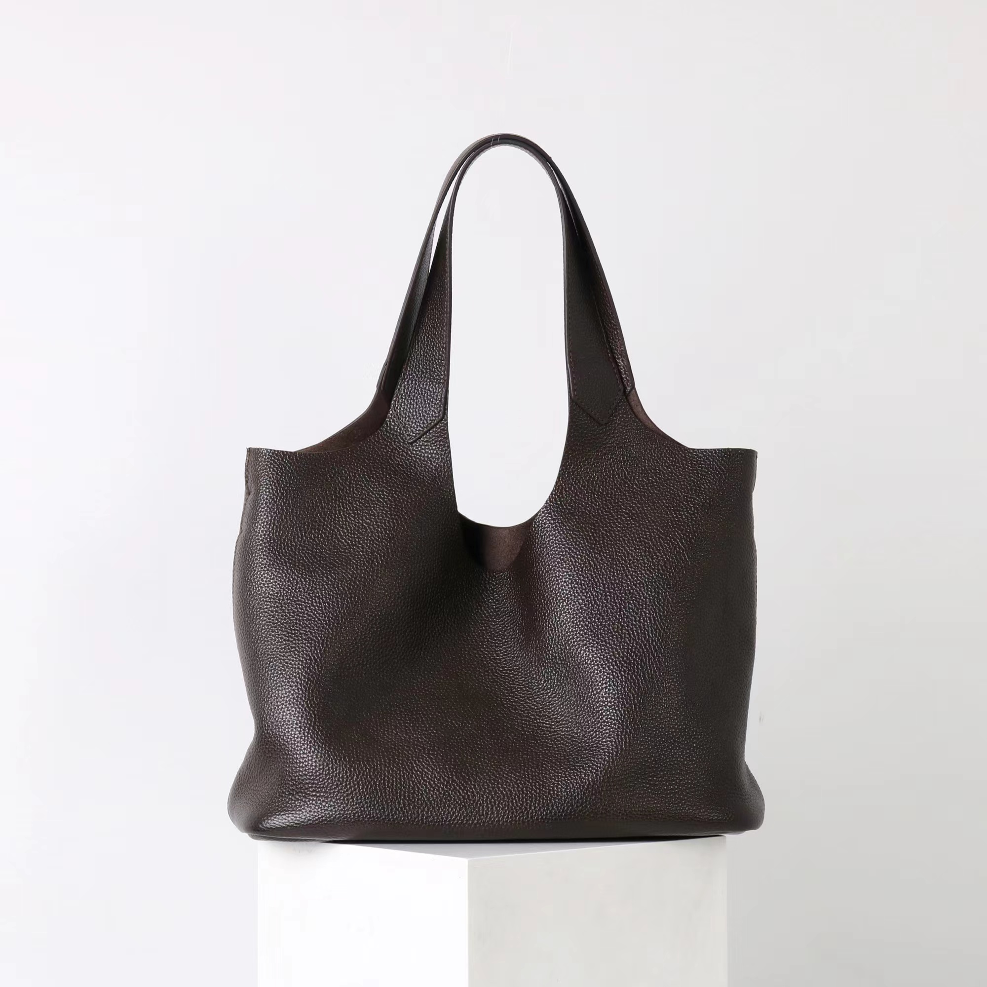3928 New Arrival: Fubao Saddle Leather Shoulder Bag Wholesale Price: 198 Material: Top-Grade Cowhide Color: Ebony Dimensions: 30*1_voghion.com